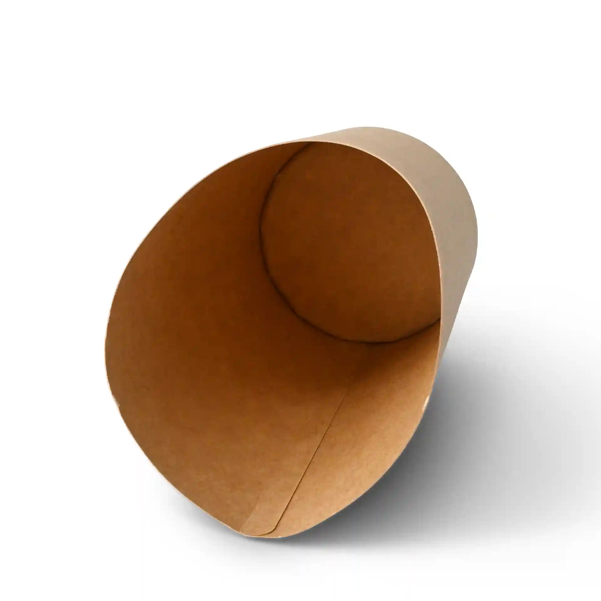 Brauner Kartonbecher mit tiefem Design, das die Innen- und Außenform zeigt.