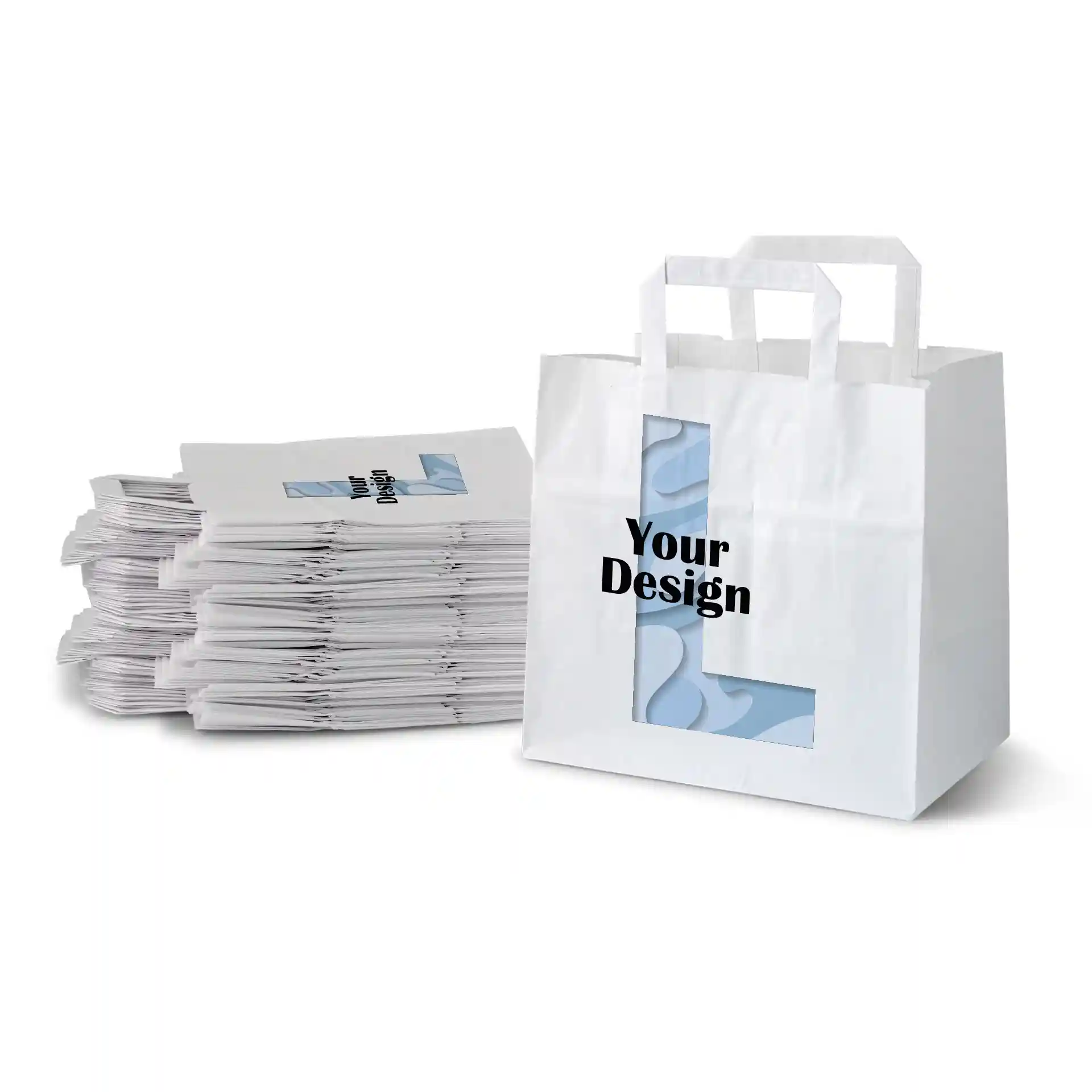 Weiße Tragetasche aus Papier mit rechteckiger Form und breitem Boden, neben einem Stapel ähnlicher Taschen.