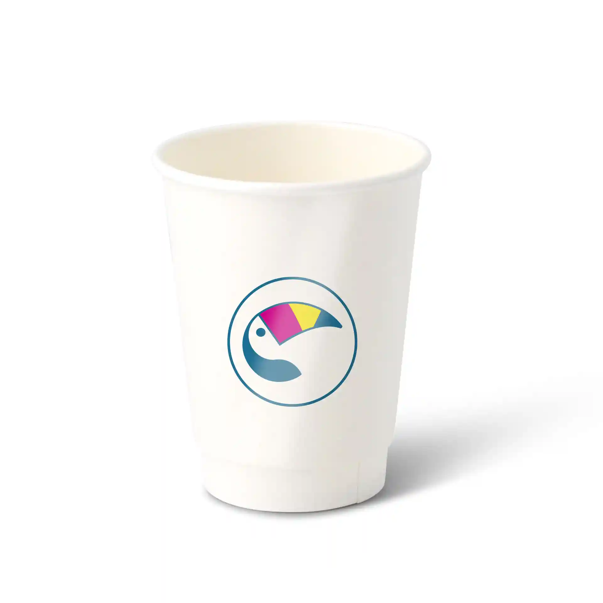 Weißer doppelwandiger Papierbecher mit einem runden Logo, das ein Tukangestaltung in Blau, Pink und Gelb zeigt.