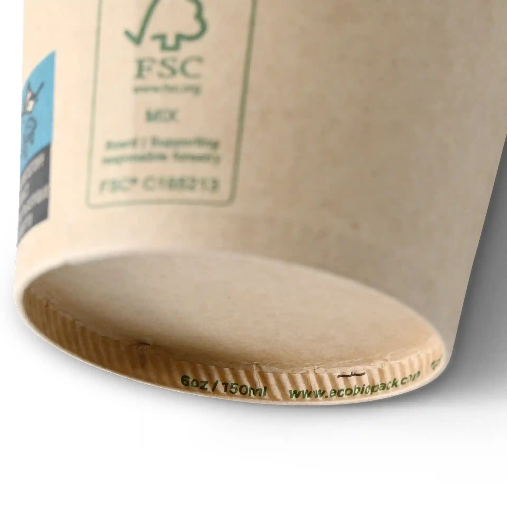 Brauner Becher mit einem Durchmesser von 80 mm und einer Höhe von 77 mm, zeigt den Boden mit Markierungen und PLA-Beschichtung.