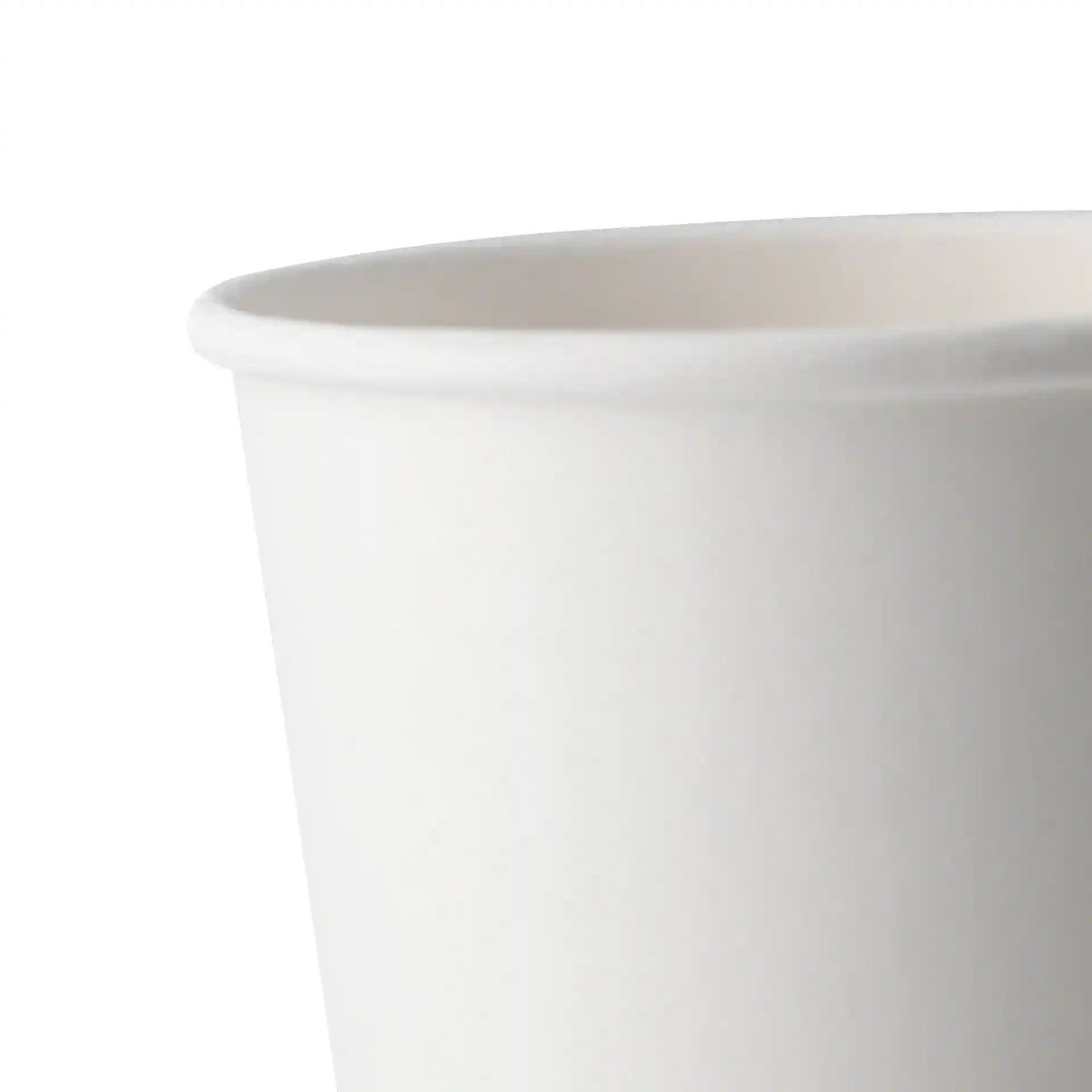 Weißer doppelwandiger Becher mit einem Durchmesser von 80 mm und einer Höhe von 90 mm, zeigt den Rand und oberen Teil.
