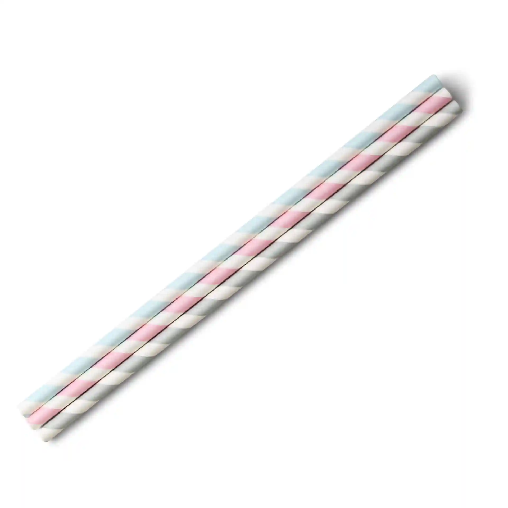 Pastellgestreifte Papierstrohhalme, 20 cm lang und 0,6 cm im Durchmesser, in einer Reihe auf weißem Hintergrund angeordnet.
