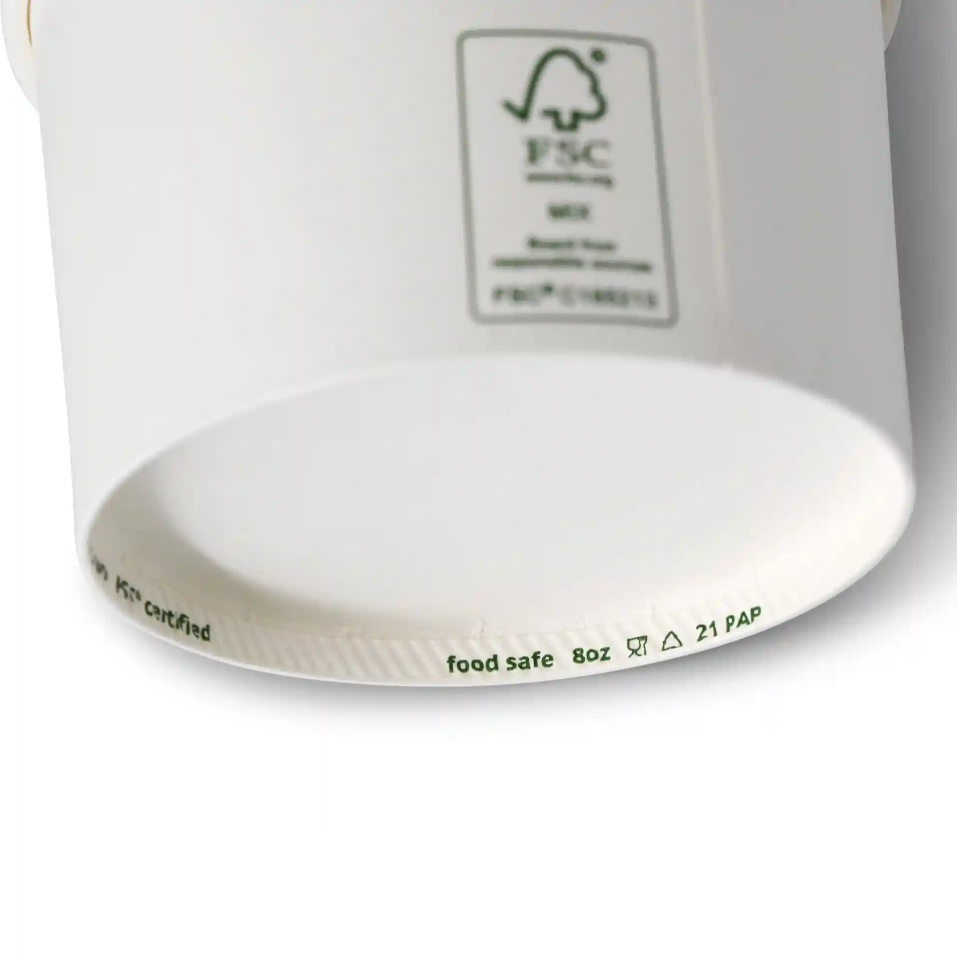Weißer Becher für Eiscreme mit einem Durchmesser von 92 mm und Markierungen am Boden, die Größe und Material anzeigen.