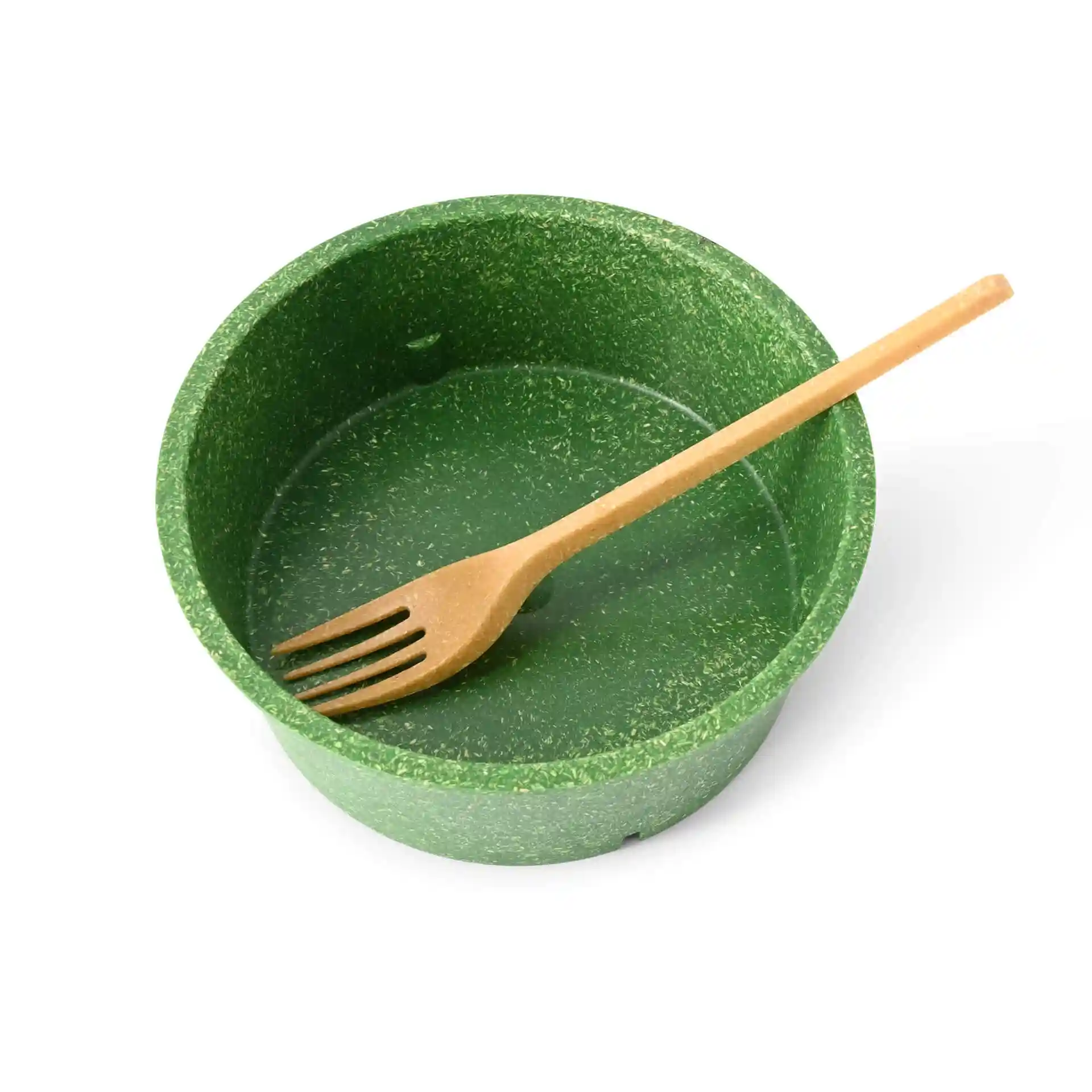 Grüne Schüssel mit einer Holzgabel darin, beides auf einem schlichten weißen Hintergrund.