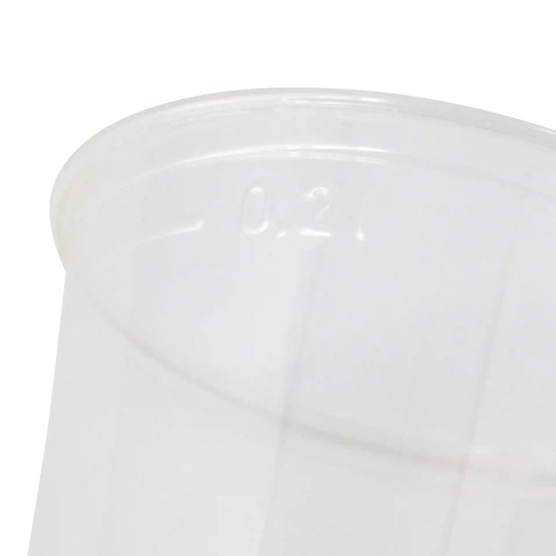 Transparenter 8 oz Plastikbecher aus PLA, zeigt den oberen Rand mit einer Maßmarkierung von 0,21.
