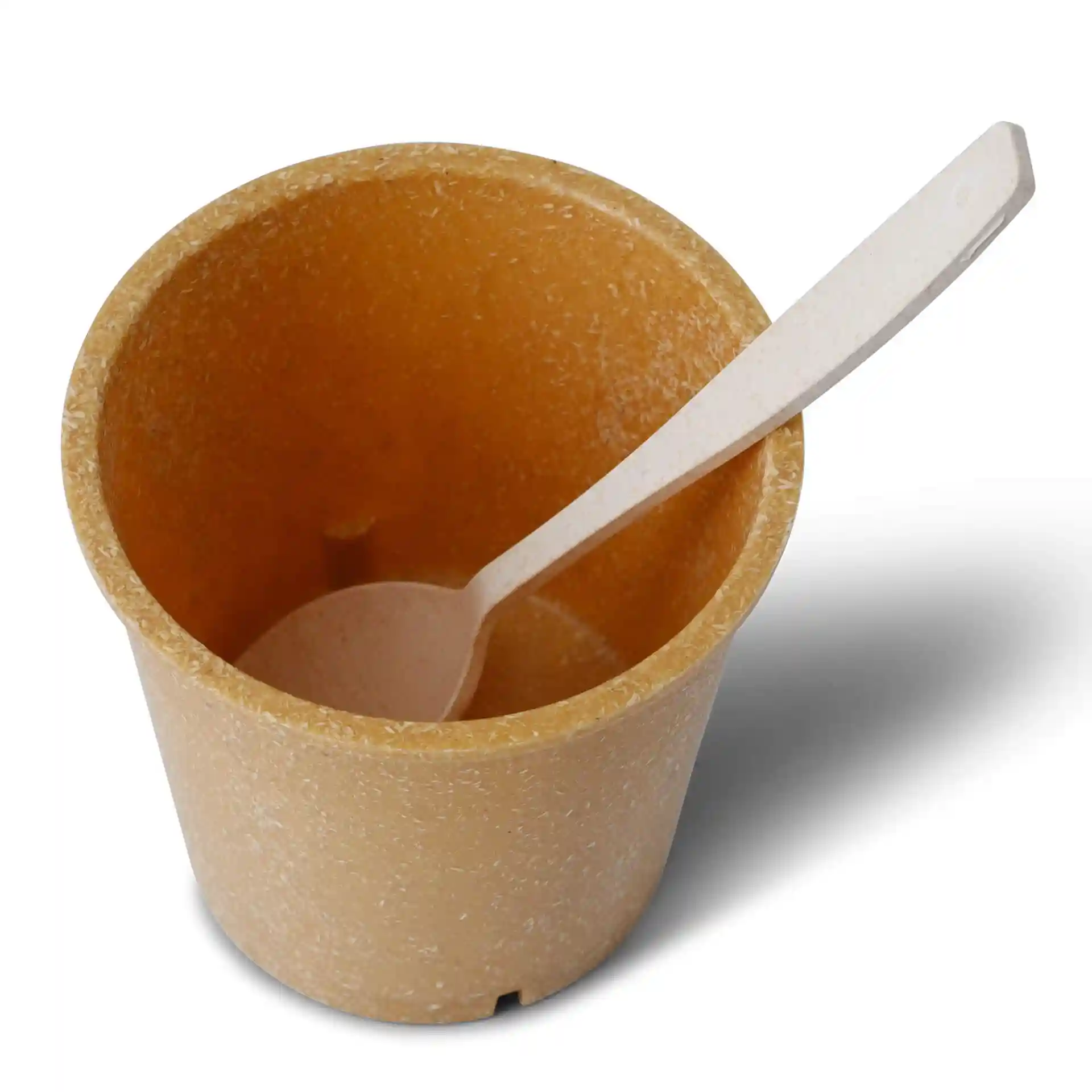 Runder brauner wiederverwendbarer Becher aus Bio-Verbundstoff, 400 ml Fassungsvermögen, mit einem weißen Löffel darin.