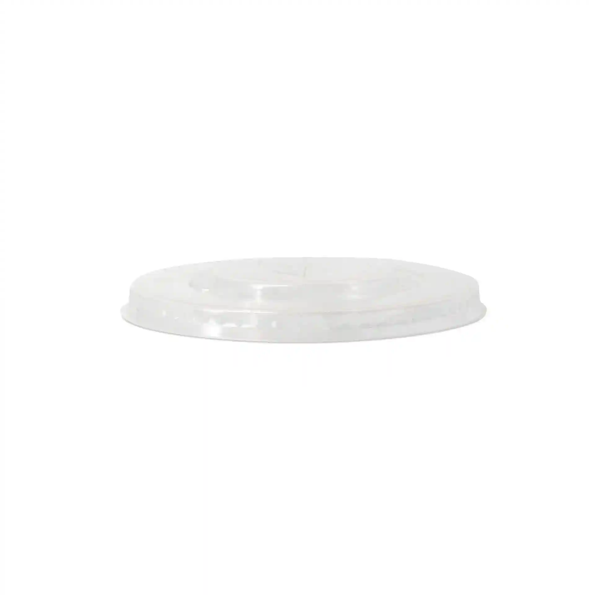 Transparenter rPET-Flachdeckel mit Strohhalmöffnung, Durchmesser 95 mm und Höhe 10 mm.