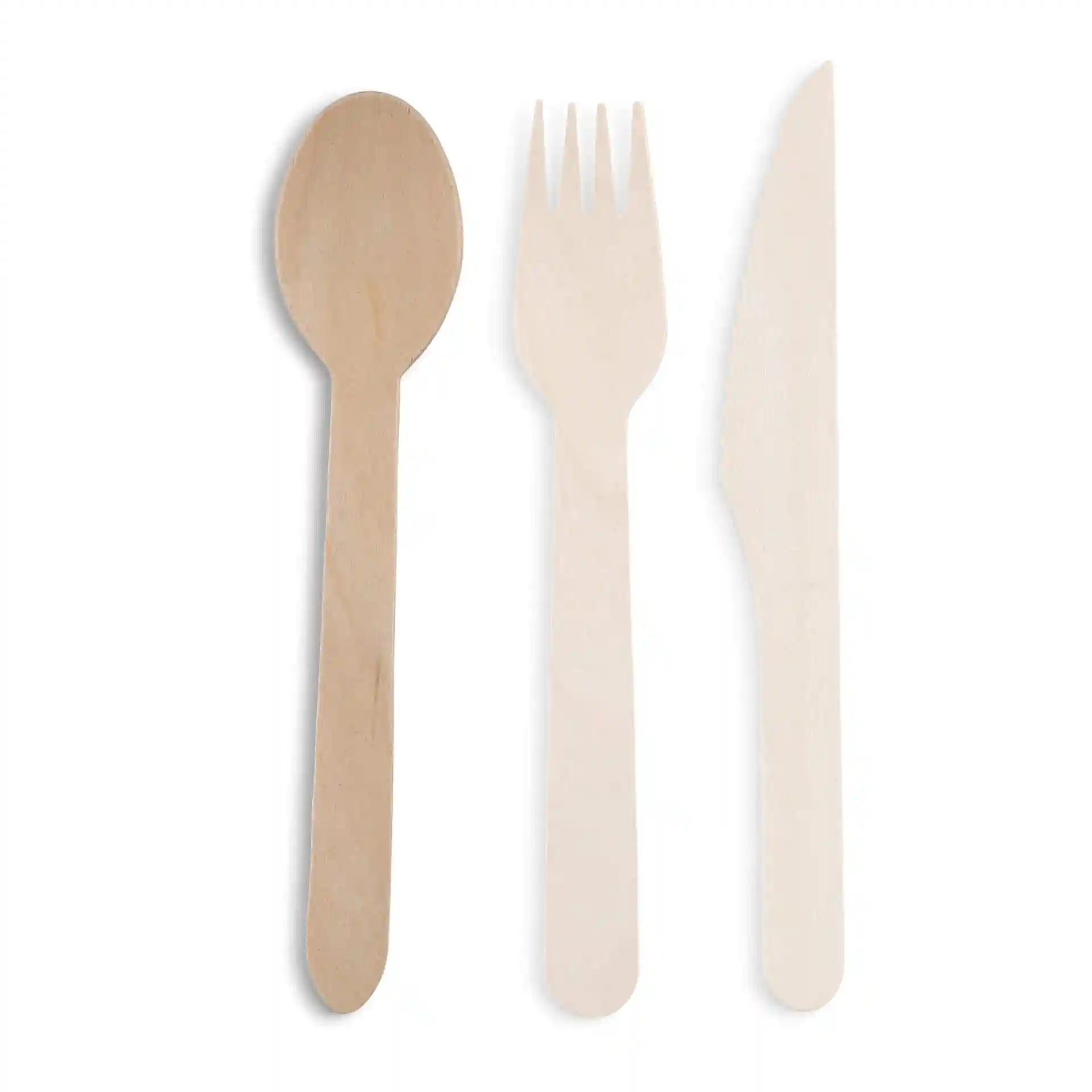 Holzlöffel, -gabel und -messer-Set auf weißem Hintergrund, mit einem braunen Löffel und einer hellen Gabel und einem Messer.
