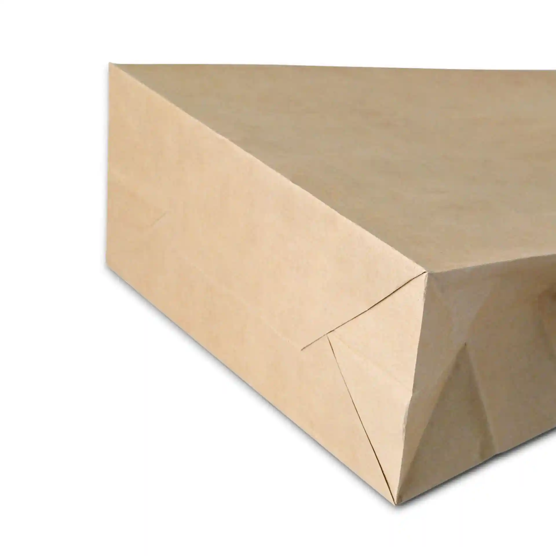 Braune Kraftpapier-Tragetasche mit dreieckigem Boden und gefalteten Ecken, 26 x 12 x 35 cm groß.