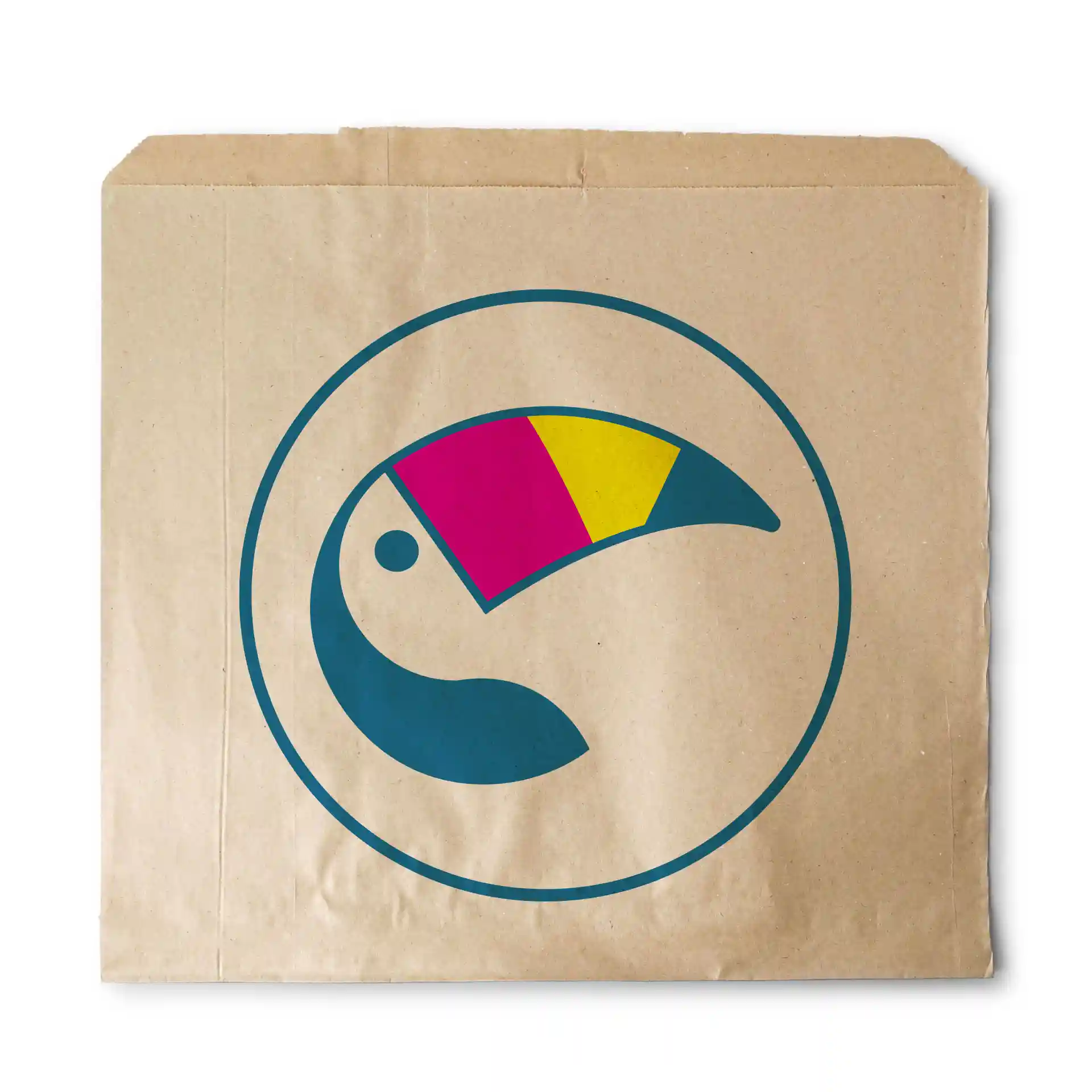 Braune flache Tasche mit einem kreisförmigen Design und einem stilisierten Tukana in Türkis, Pink und Gelb.