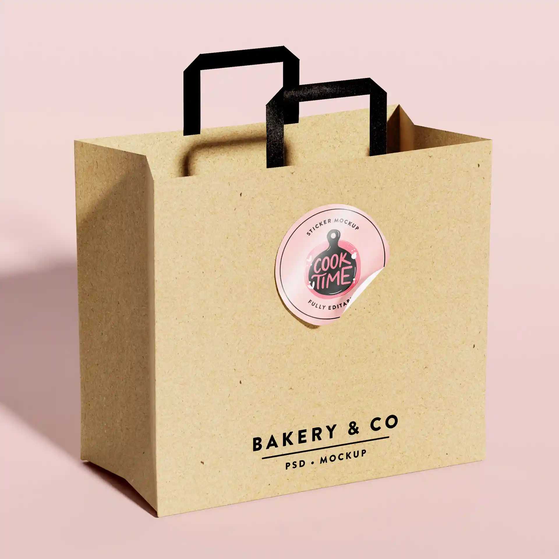 Braune Kraftpapiertüte mit schwarzen Griffen und einem runden rosa Aufkleber mit dem Text "Cook Time" und einem Logo.
