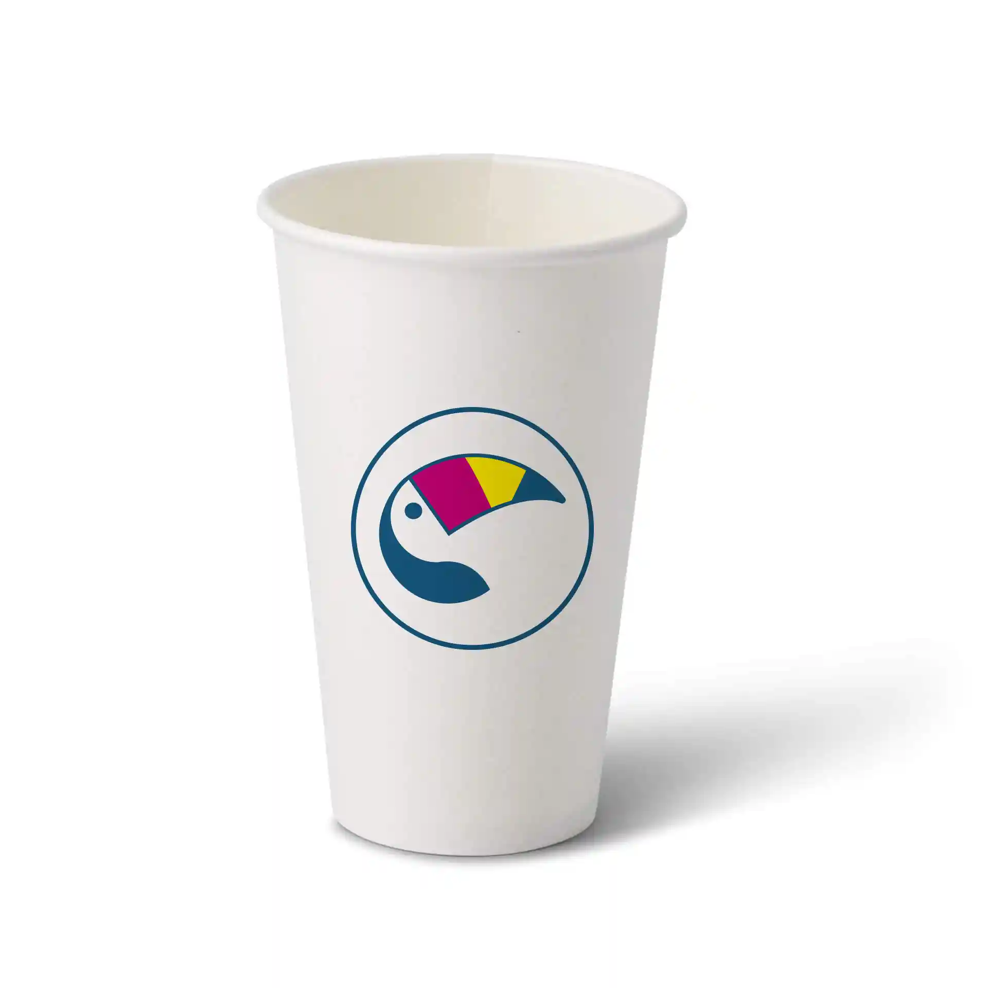 Weißer Becher mit runder Form und einem Logo mit einem bunten Tukansdesign.