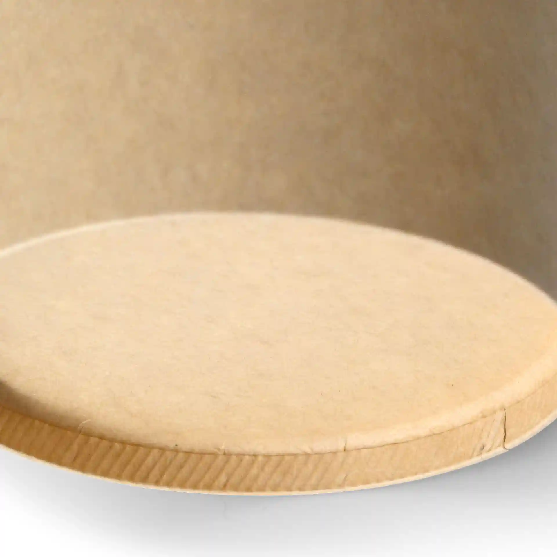 Brauner Pappbecher für Suppe mit runder Basis, zeigt die Unterseite und Kantendetails.