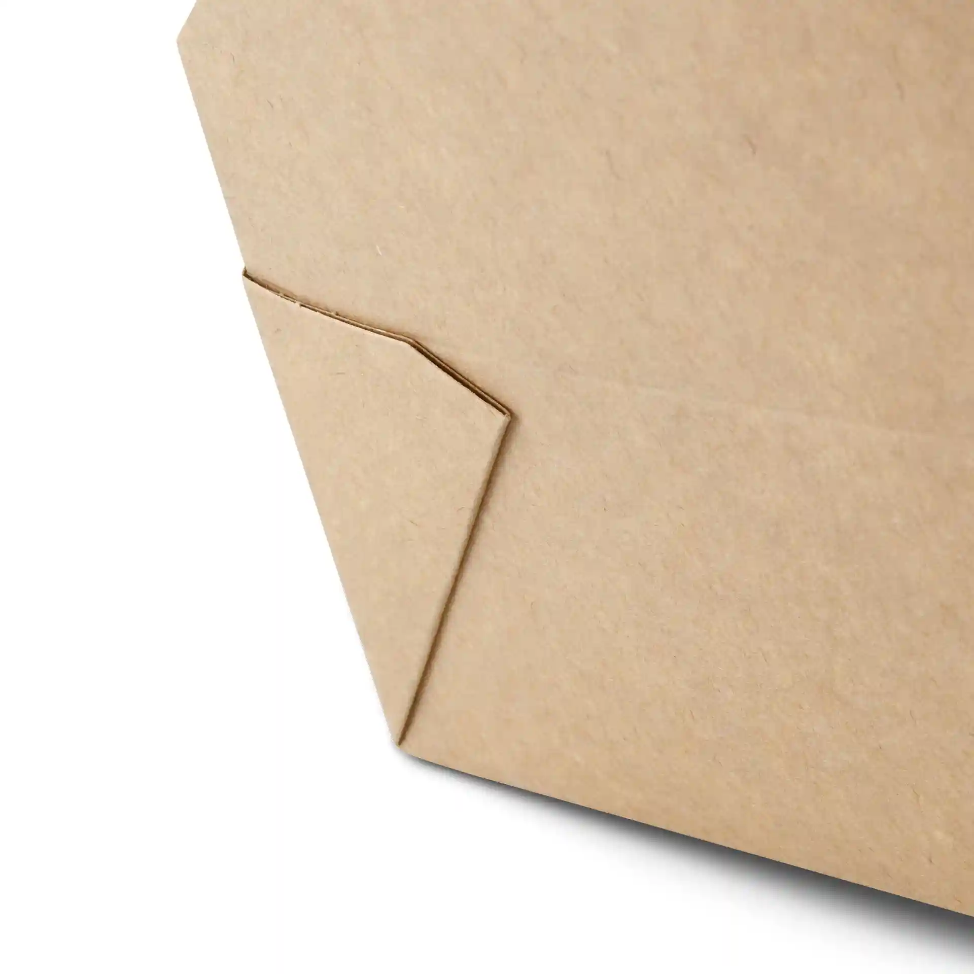 Nahaufnahme eines braunen Takeaway-Behälters mit gefaltetem Eck und glatter Oberfläche.