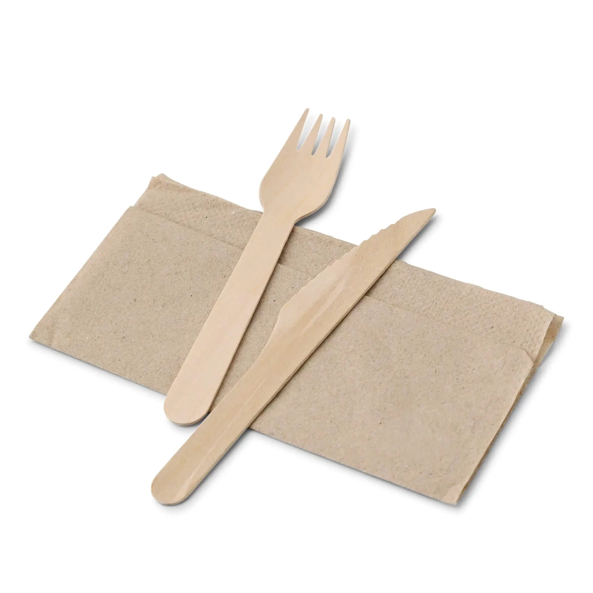Set aus Holzbesteck mit einer Gabel und einem Messer auf einer rechteckigen ungebleichten Papierserviette.