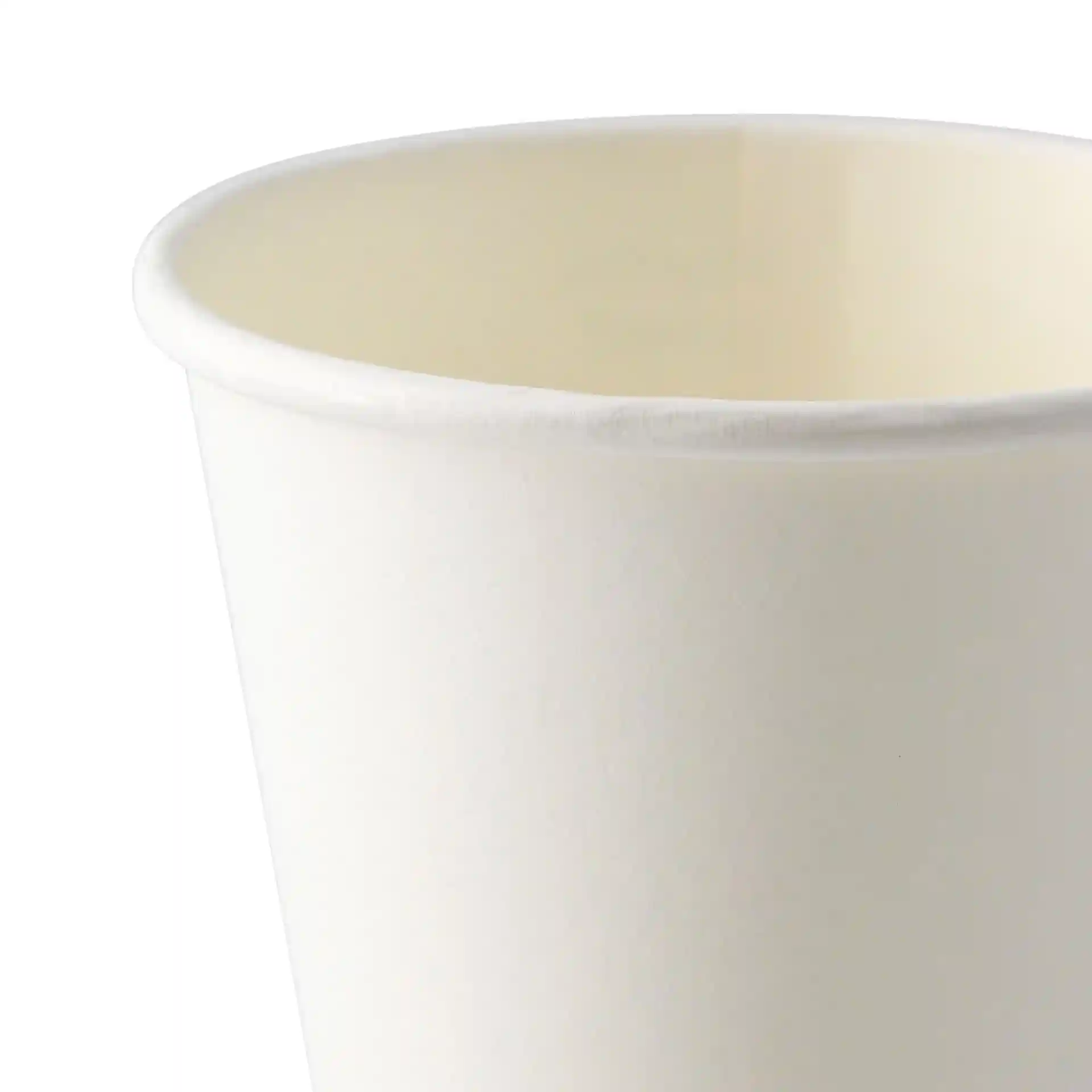 Weißer Becher mit einfacher Wand und PLA-Beschichtung, zeigt den inneren Rand und die obere Kante.