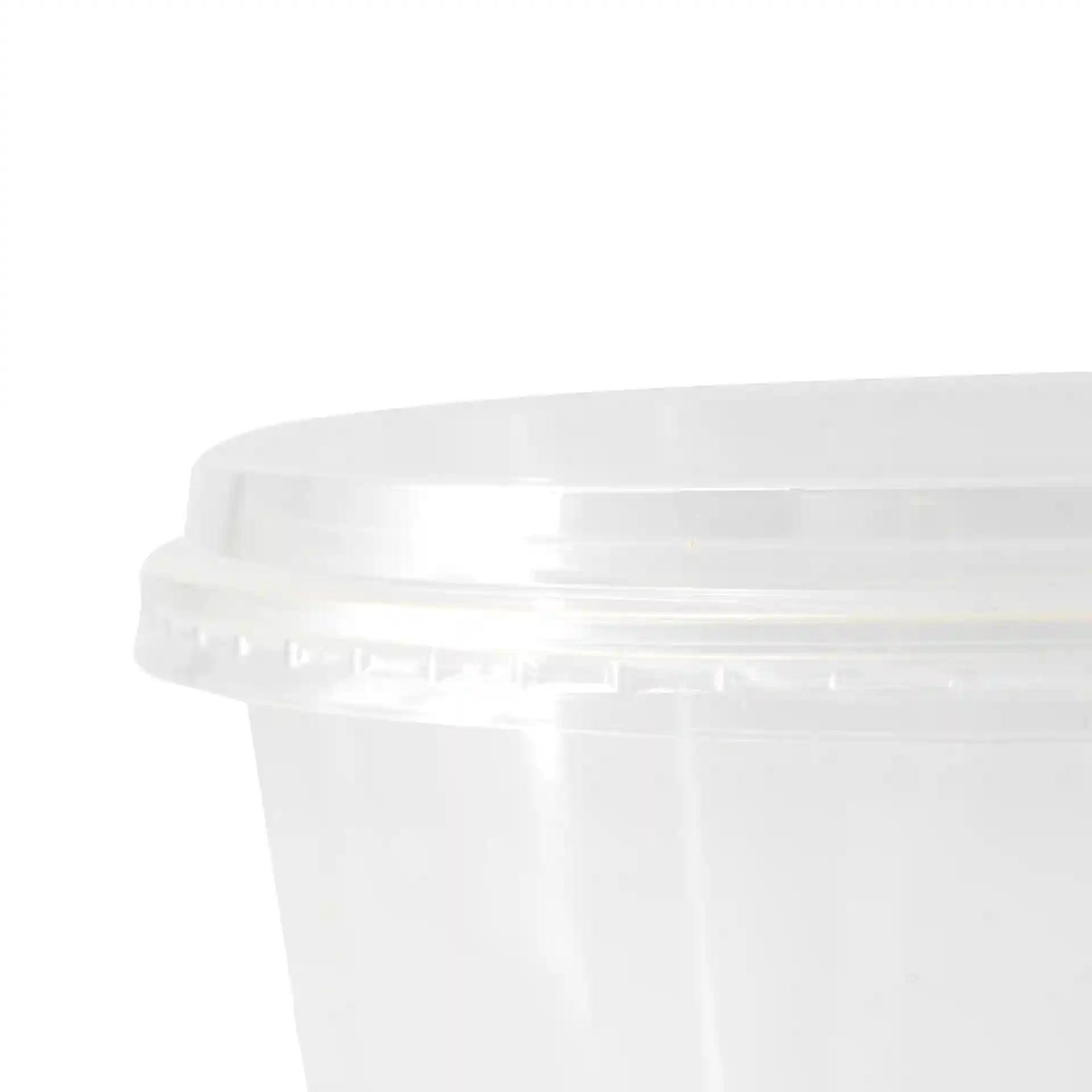 Transparent round lid for deli cups, measuring 135 mm in diameter and 16 mm in height.