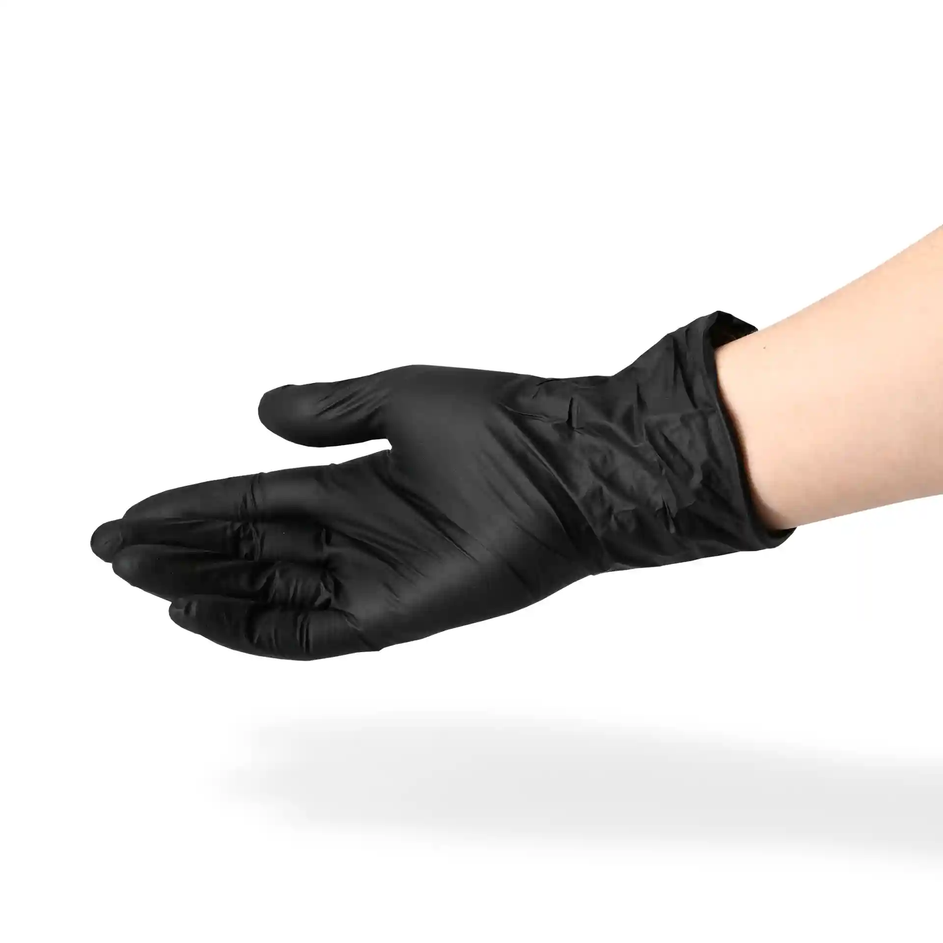 Schwarze Nitrilhandschuh an einer Hand, Größe M, mit glatter Oberfläche und ohne Puder.
