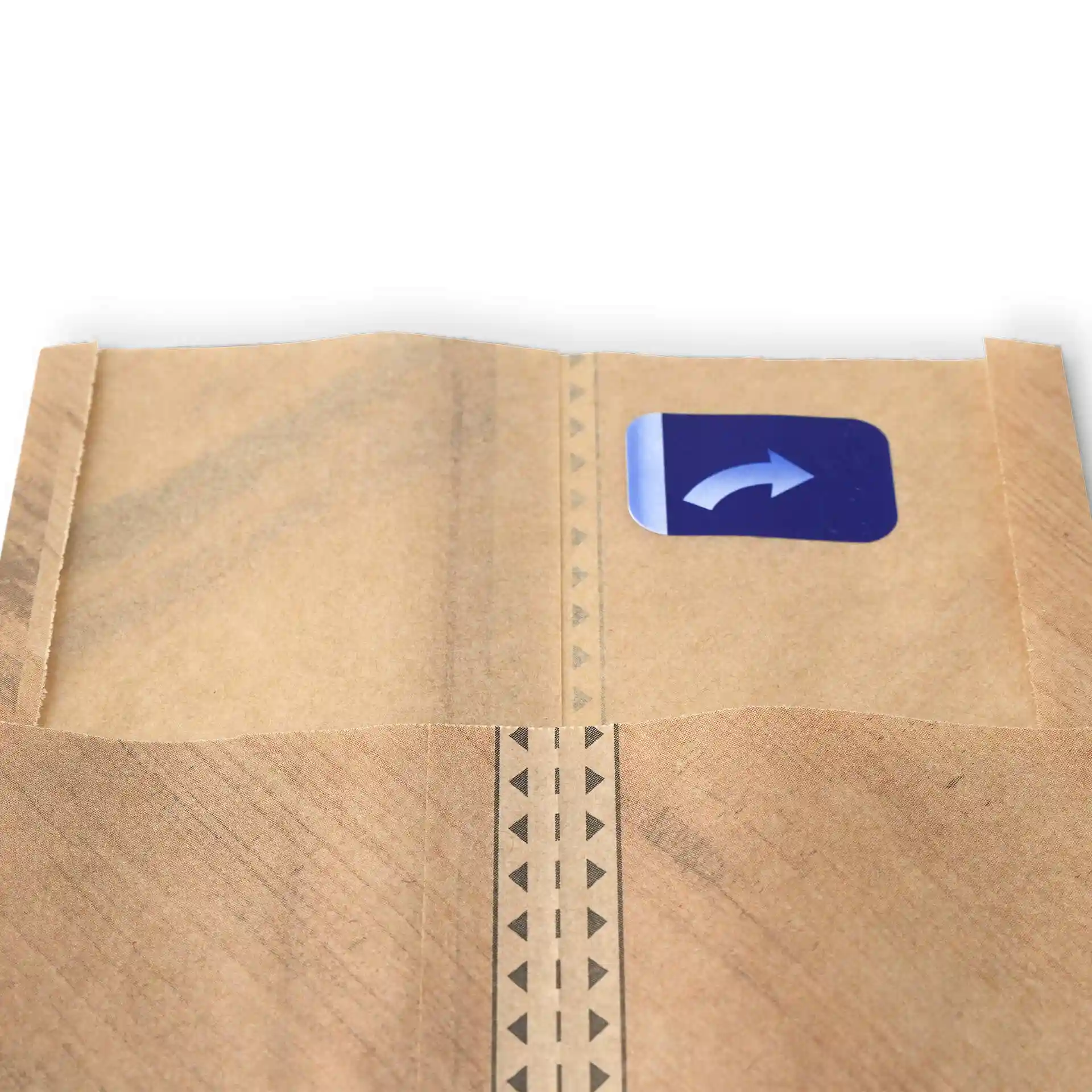 Braune Papiertüte mit einem Klebestreifen, mit einem blauen Pfeilsymbol und gedruckten dreieckigen Markierungen.