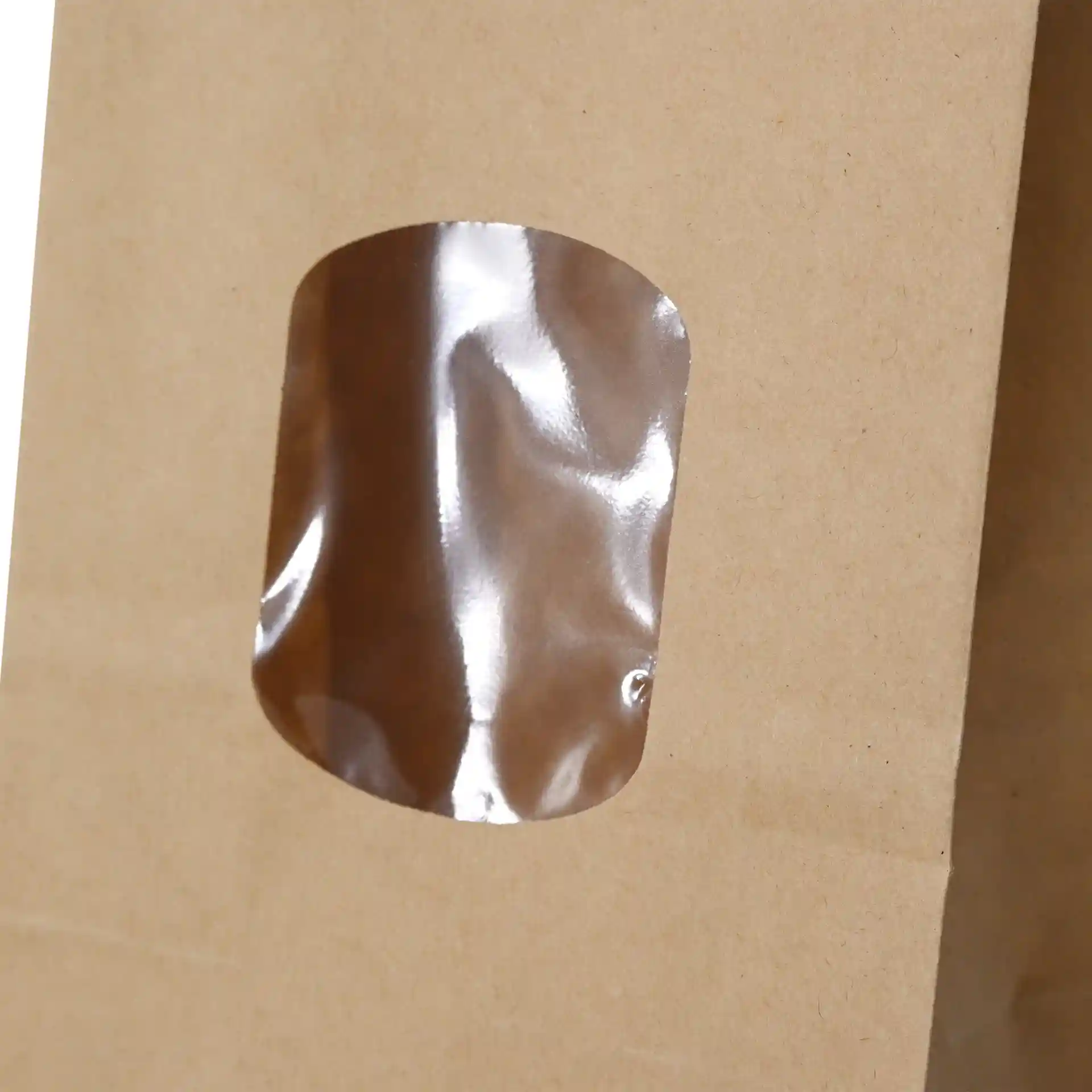 Braune Kraftpapiertüte mit transparentem PP-Fenster, mit Zinnverschluss, 8,5 x 5 x 24 cm groß.