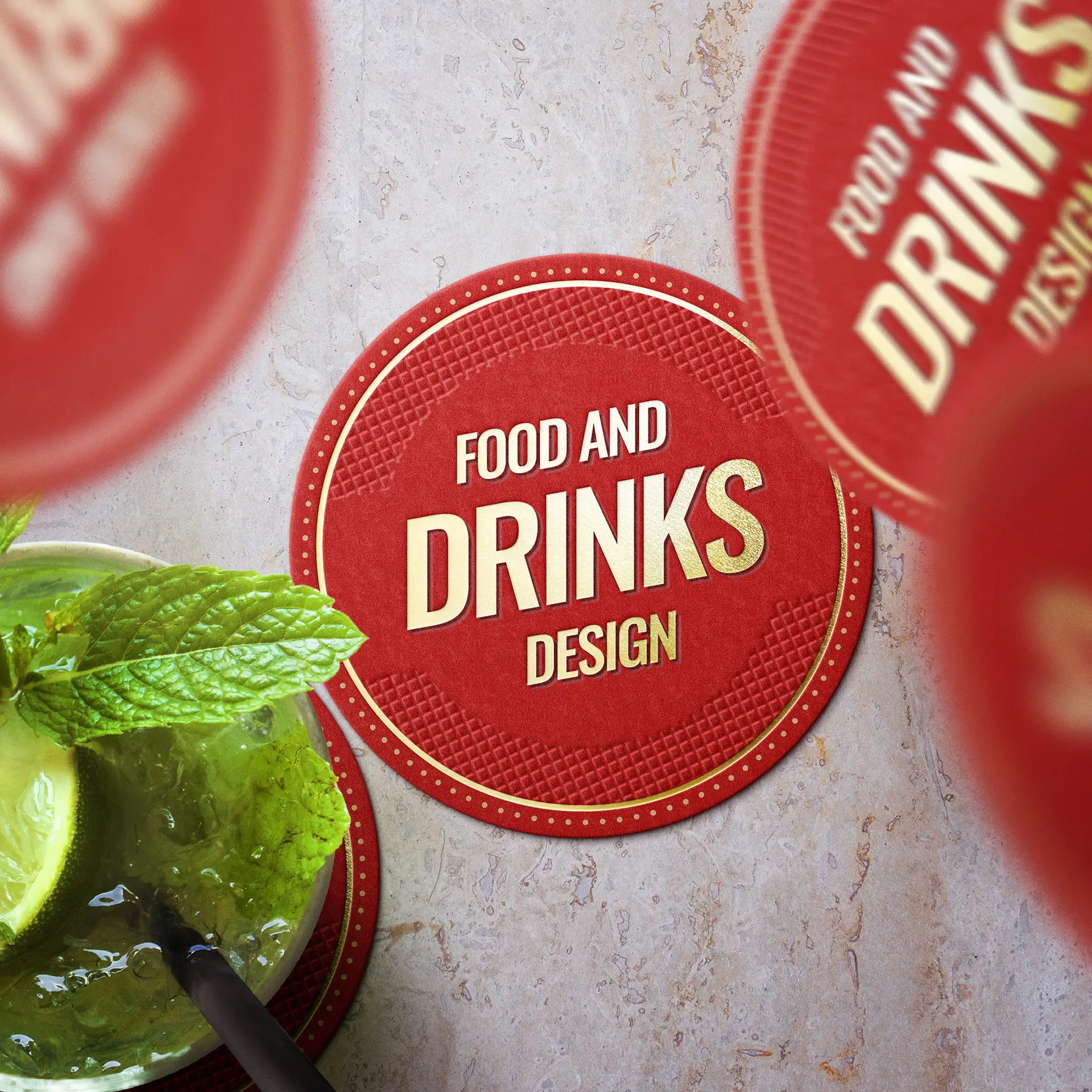 Runder bedruckter Bieruntersetzer mit "Food and Drinks Design"-Text, neben einem Cocktail und Minzblättern platziert.