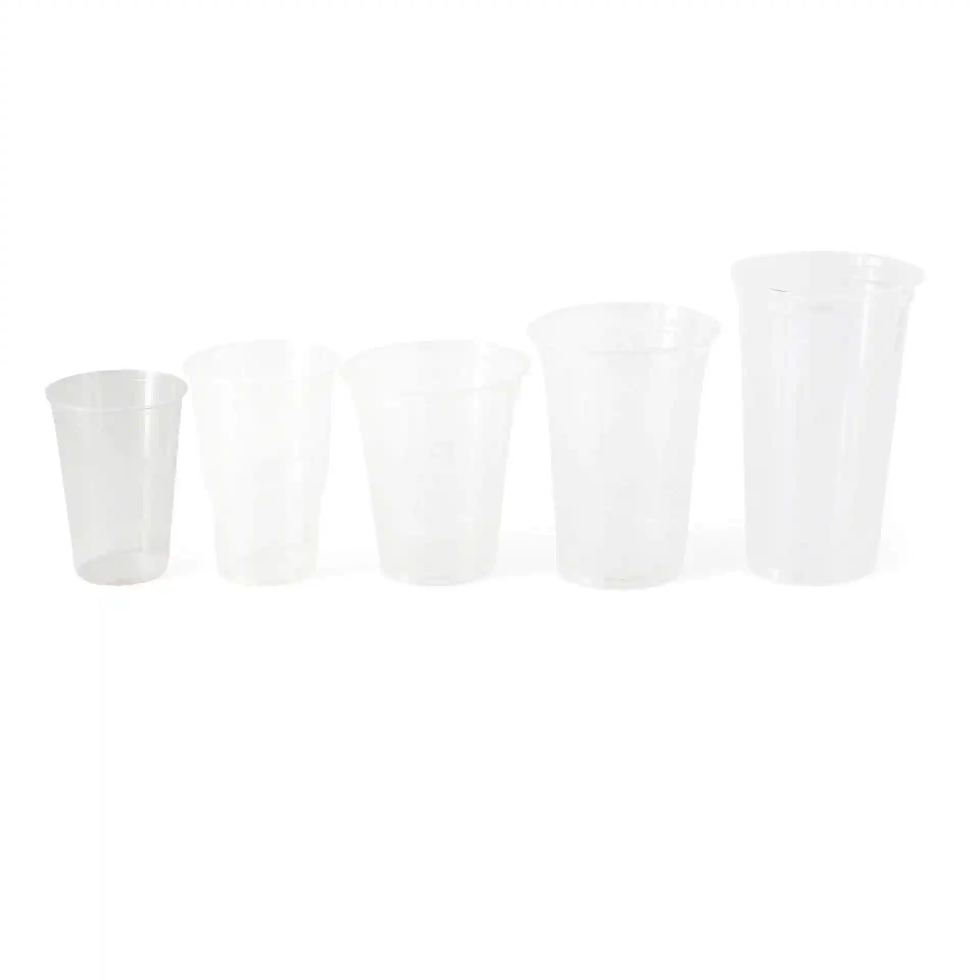 Set aus fünf transparenten Plastikbechern in verschiedenen Größen auf weißem Hintergrund.