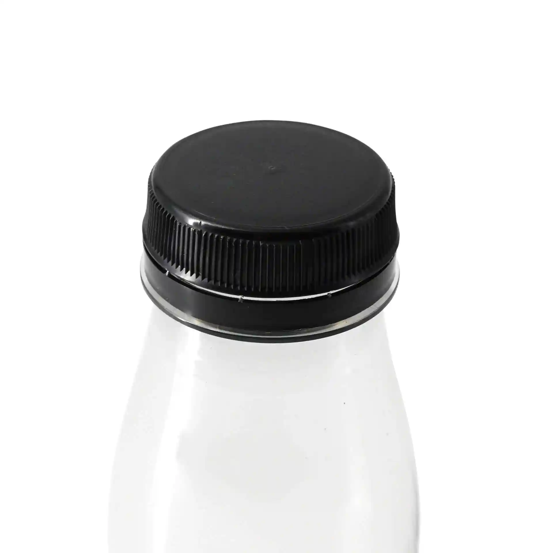 Klare rPET-Flasche mit schwarzem Schraubverschluss, Ansicht von oben auf den Deckel.