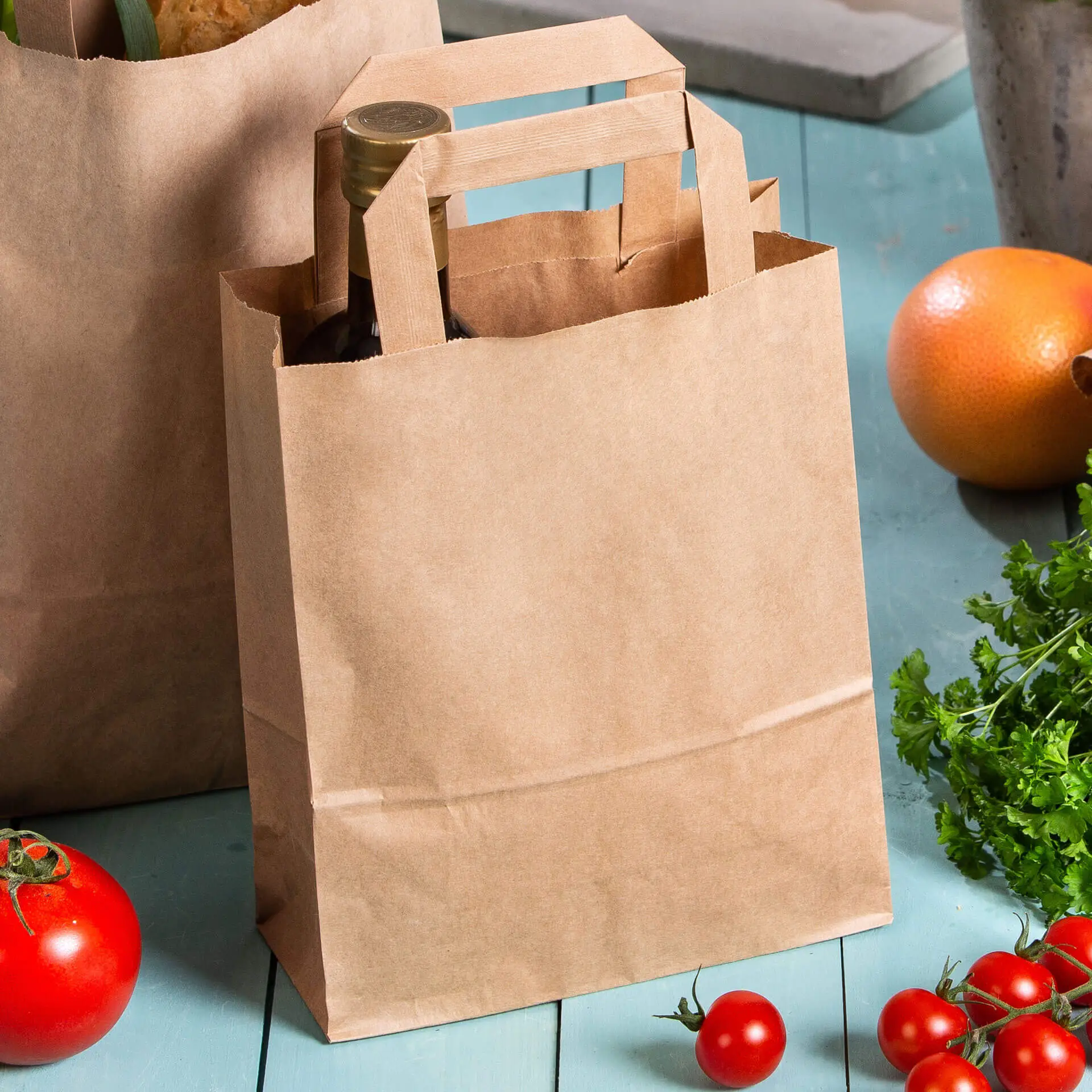 Tragetaschen aus Recyclingpapier S, 18 x 8 x 22 cm, braun                                    dse02304-tragetaschen-aus-recyclingpapier-s-18-x-8-x-22-cm-braun-6