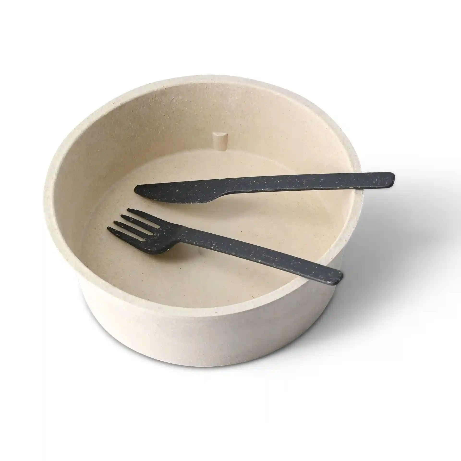 Schüssel aus Bio-Verbundstoff mit zwei schwarzen wiederverwendbaren Utensilien, einer Gabel und einem Messer.