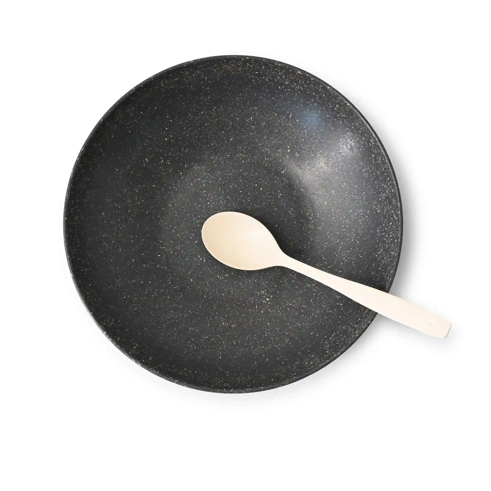 Tiefe runde graue Schüssel mit einem Holzlöffel darin, auf einem schlichten Hintergrund.