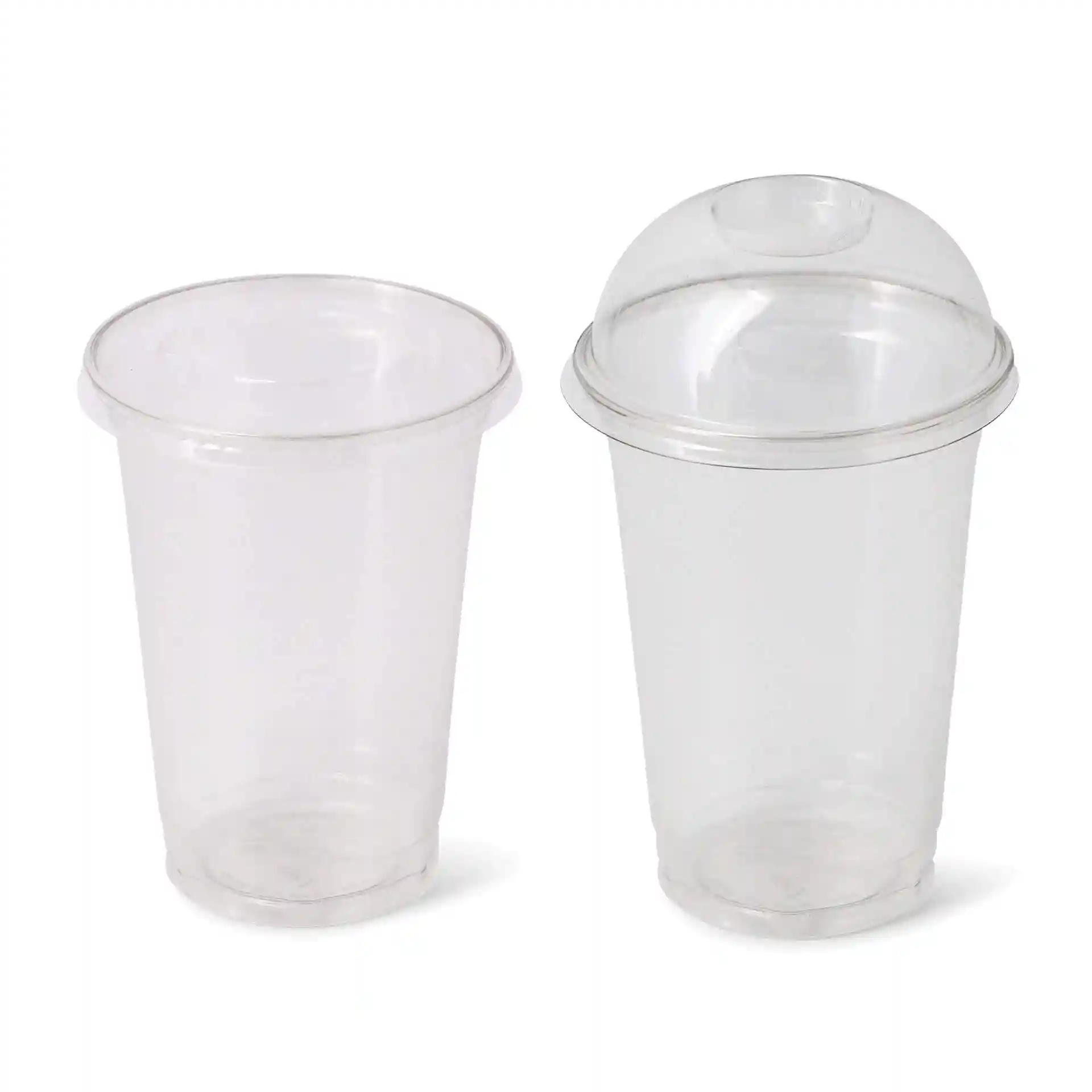 Zwei transparente 16 oz rPET Becher, einer mit einem Kuppeldeckel und einem Loch, der andere ohne Deckel.