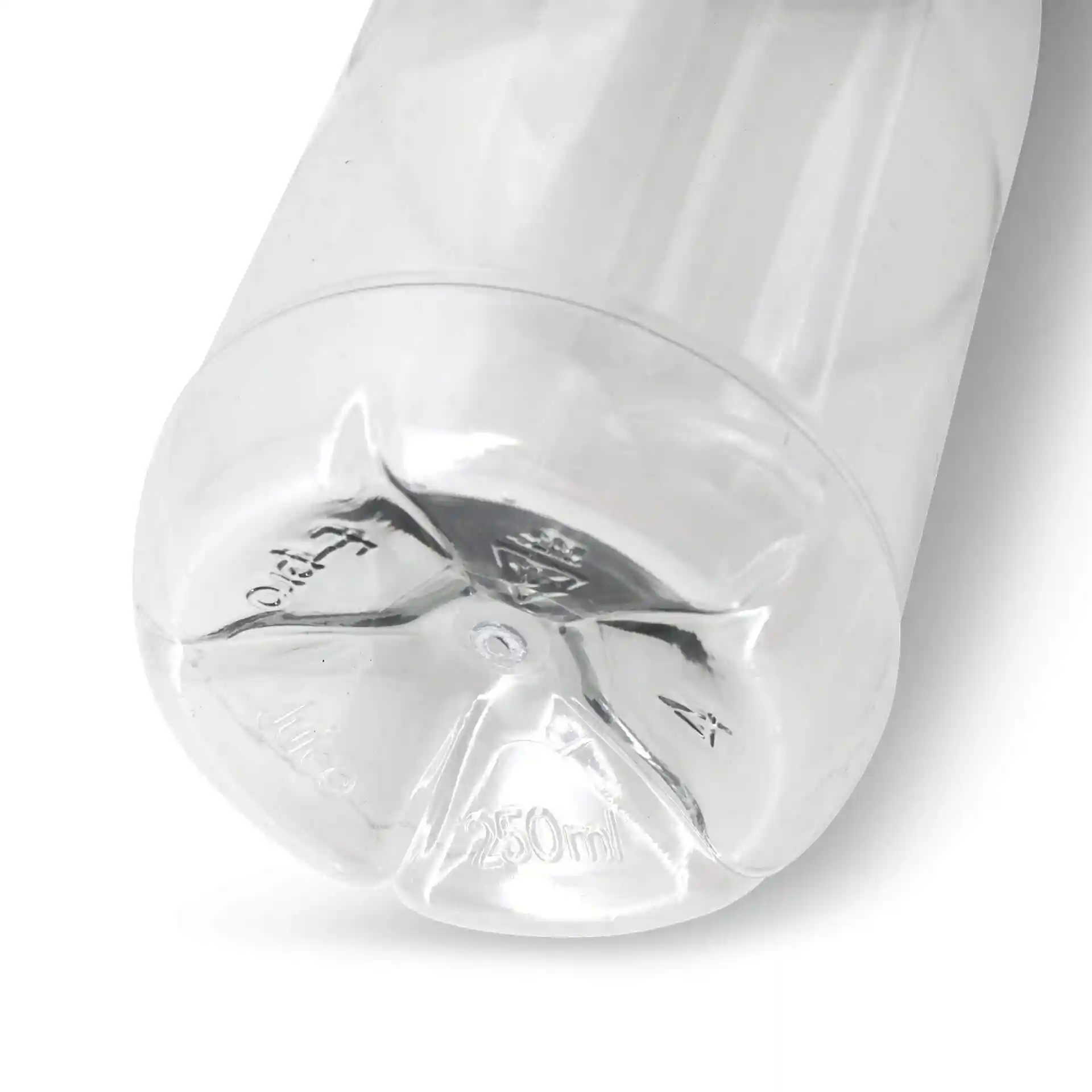 Klare rPET-Flasche mit schwarzem Deckel, 250 ml Kapazität, zeigt den Boden mit Markierungen und einem transparenten Körper.