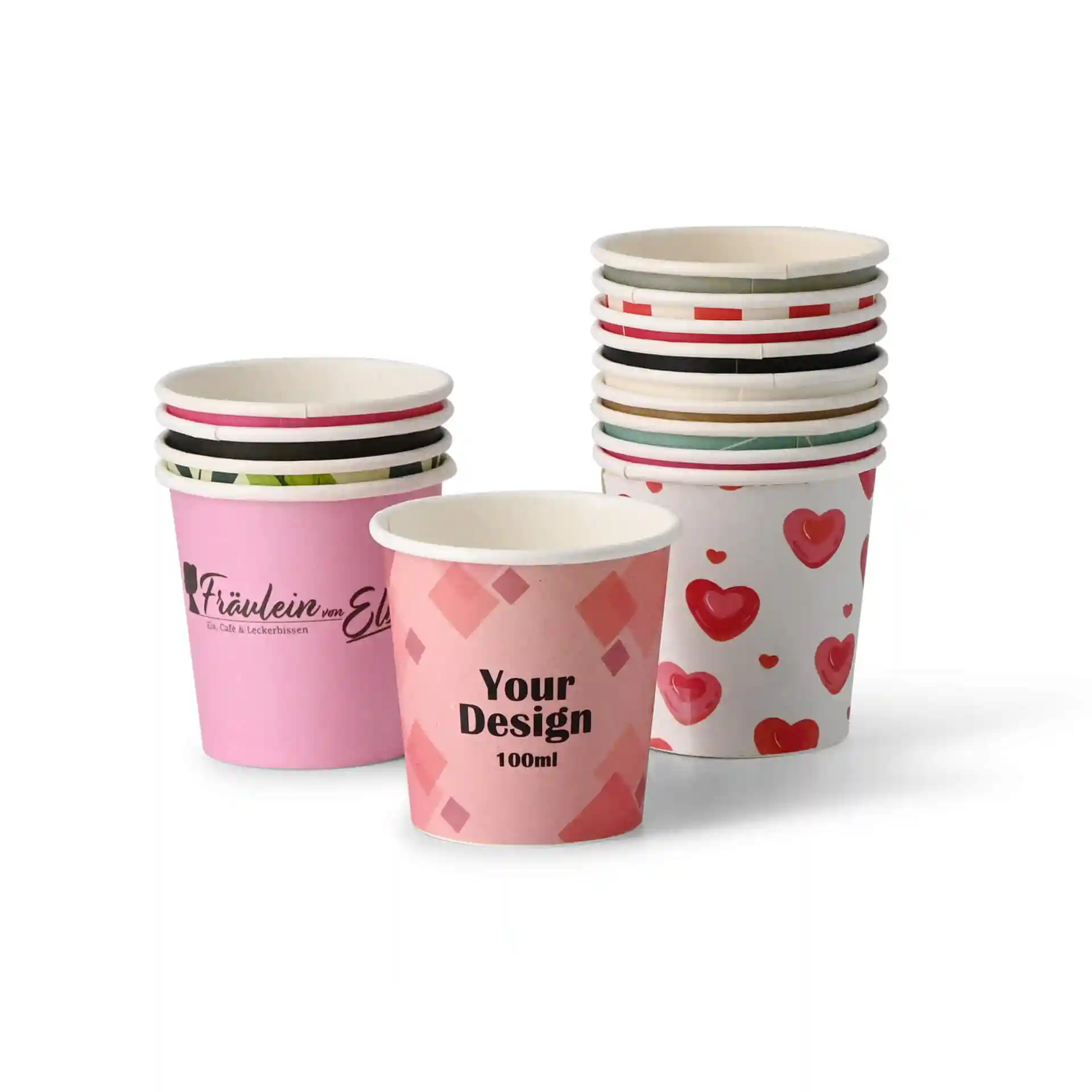 Stapel dekorativer Becher in verschiedenen Designs, darunter ein pinkfarbener Becher mit Diamantmuster und Herzen.