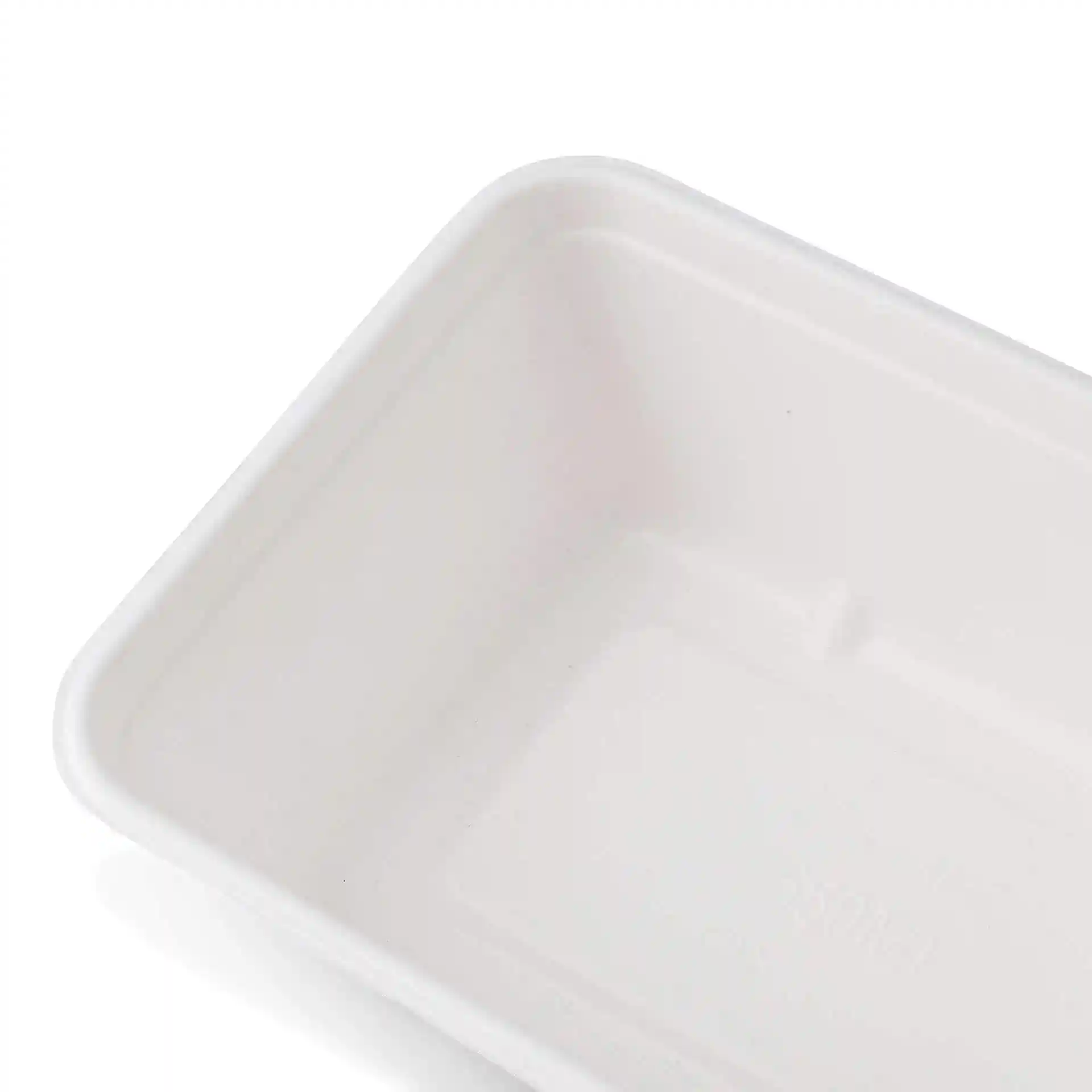 Rectangular white sugarcane bowl with dimensions 17 x 12 x 6 cm and a capacity of 650 ml.