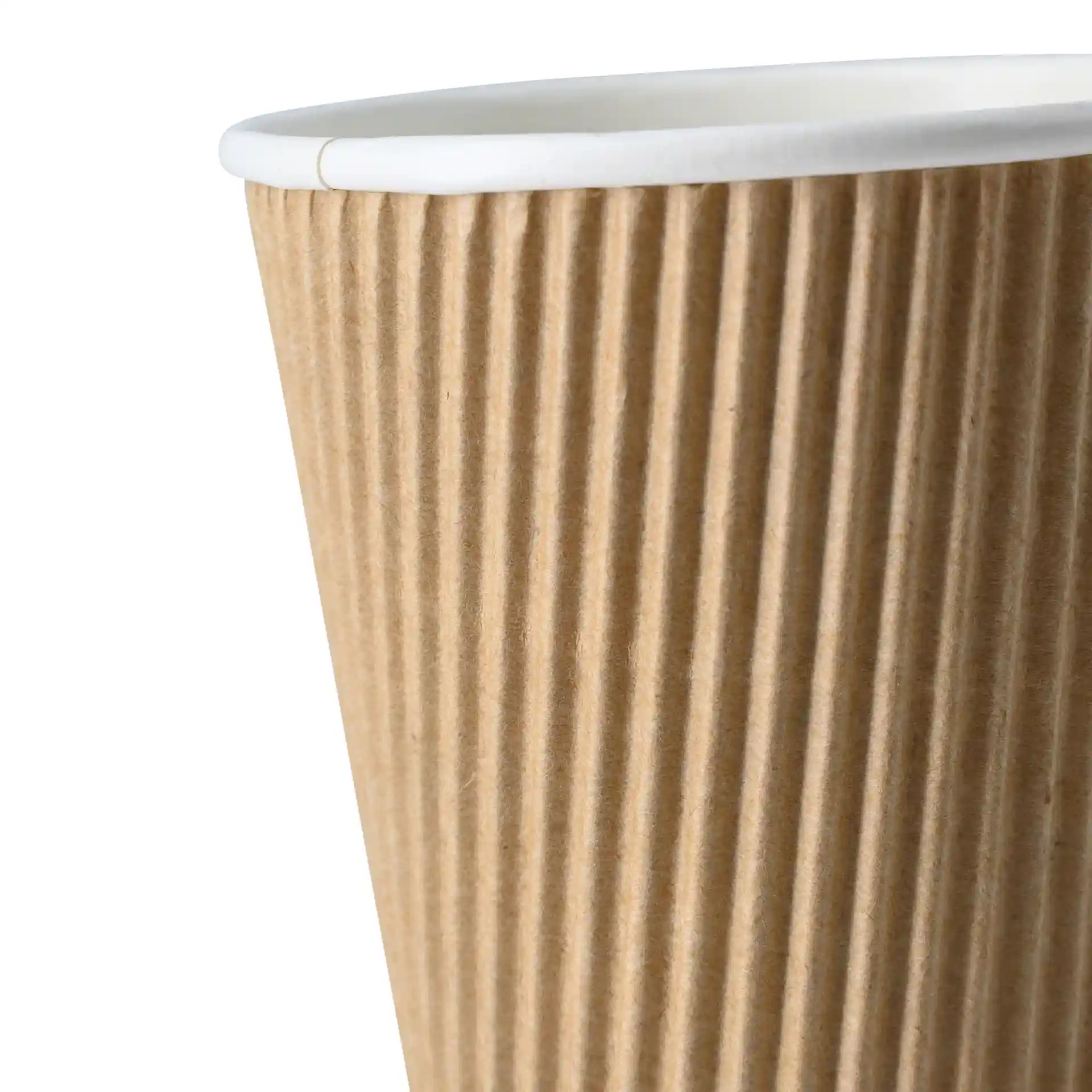 Brauner Becher mit Rippendesign und weißem Innenfutter, zeigt die strukturierte Außenseite und den Rand.