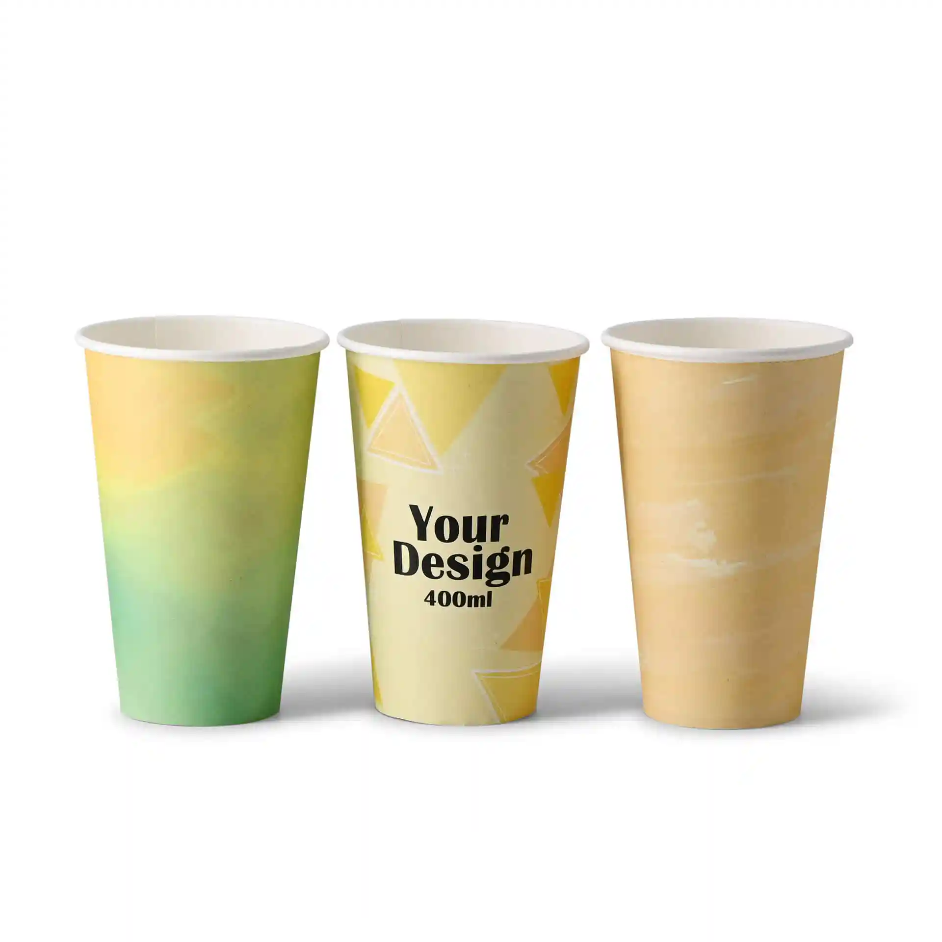 Bild von drei Pappbechern mit unterschiedlichen Designs: ein grüner Farbverlauf, einer mit geometrischen Formen und einer beige. Jeder Becher fasst 400 ml.