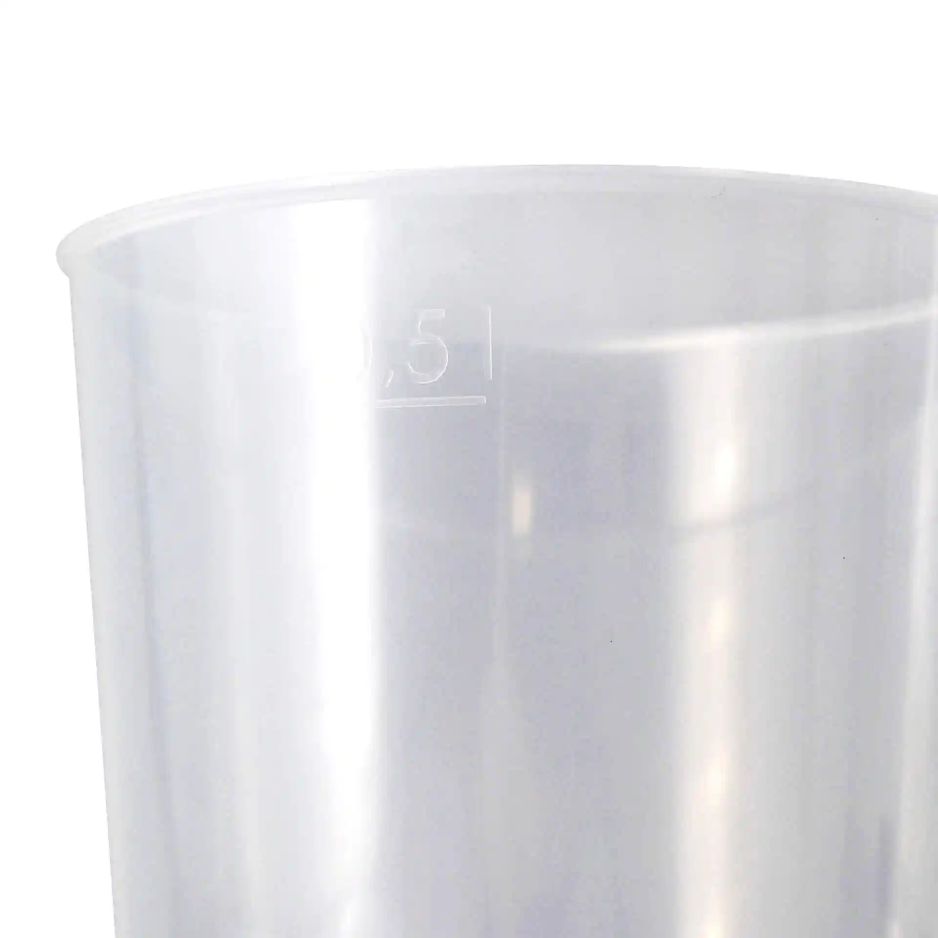 Klarer wiederverwendbarer Becher mit einer Höhe von 136 mm und einem Durchmesser von 90 mm, mit einer Messmarkierung für 500 ml.