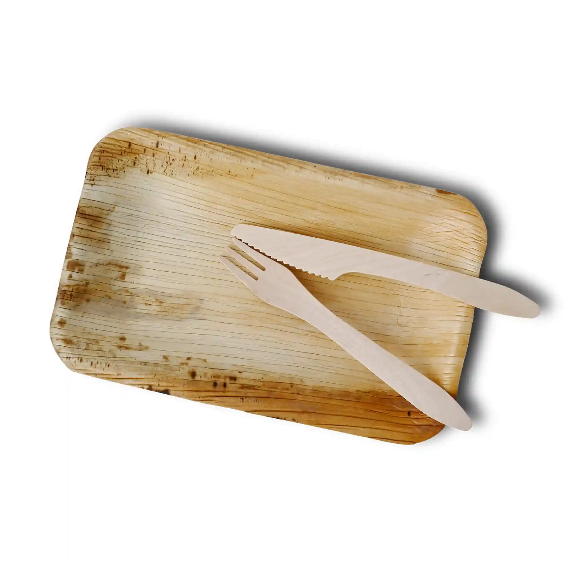 Rechteckiger Teller aus Palmblatt mit einer Maserung, begleitet von einer Holzgabel und einem Holzmesser.