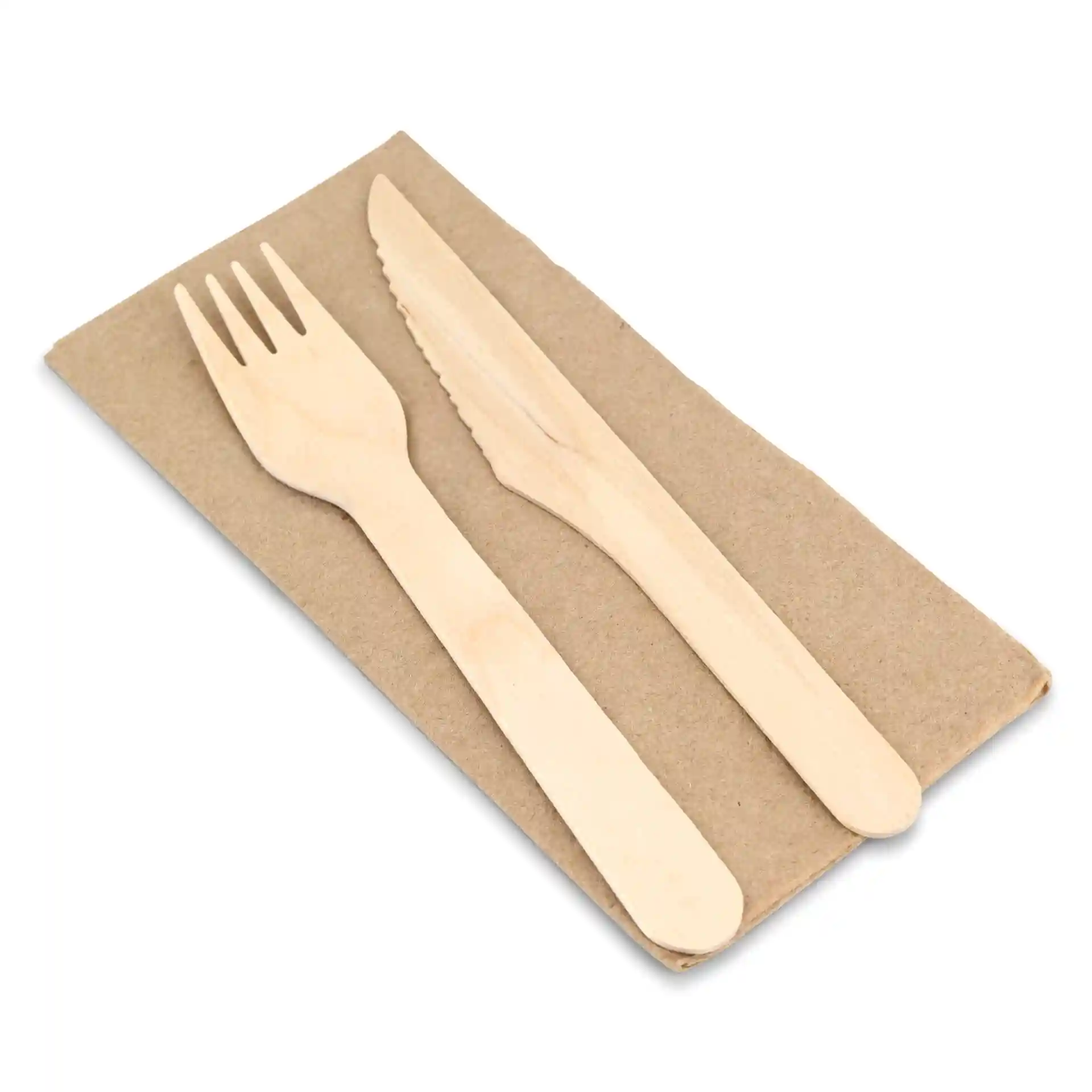 Set aus Holzbesteck mit einer Gabel und einem Messer auf einer rechteckigen ungebleichten Papierserviette.