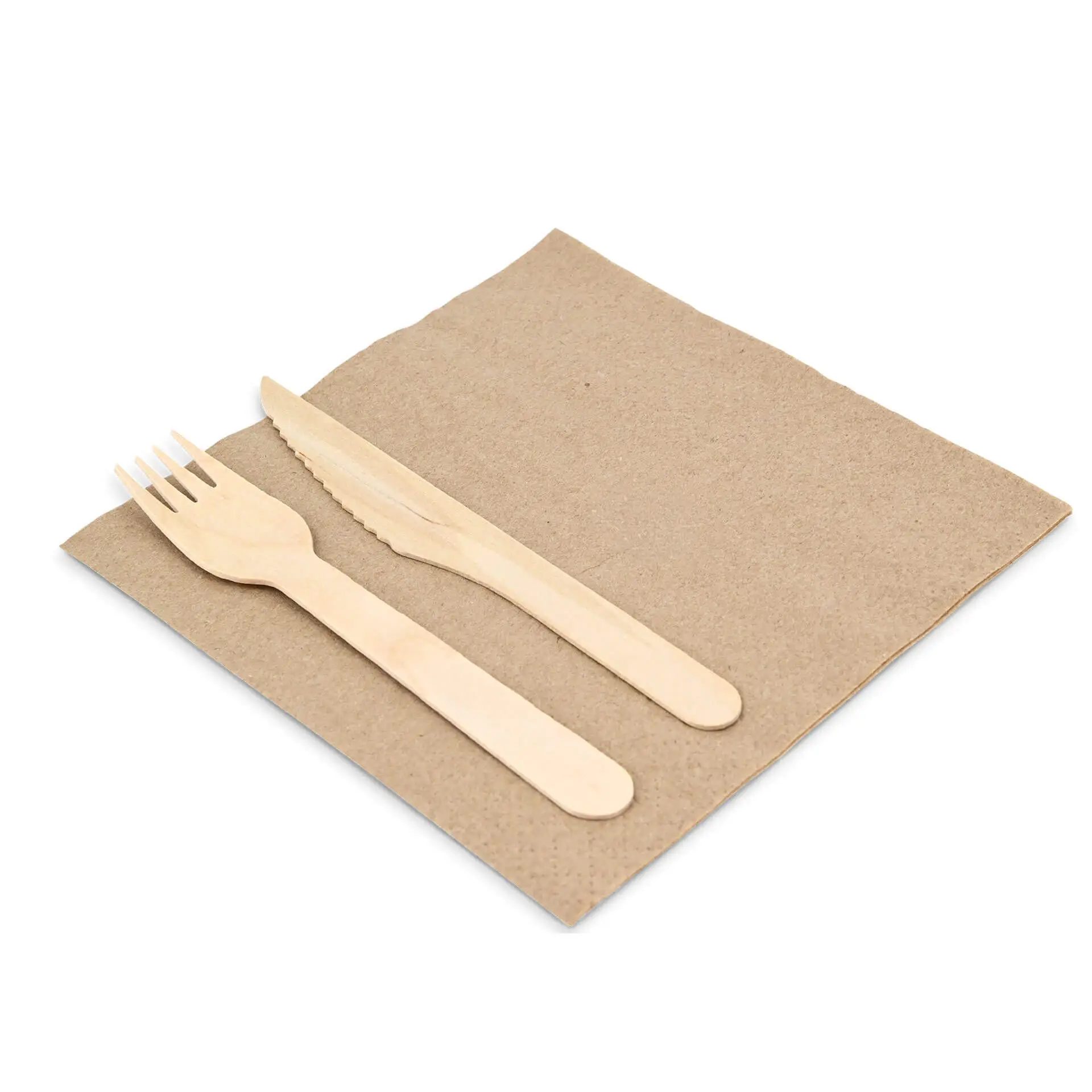 Set aus Holzbesteck mit einer Gabel und einem Messer auf einer quadratischen ungebleichten Serviette.