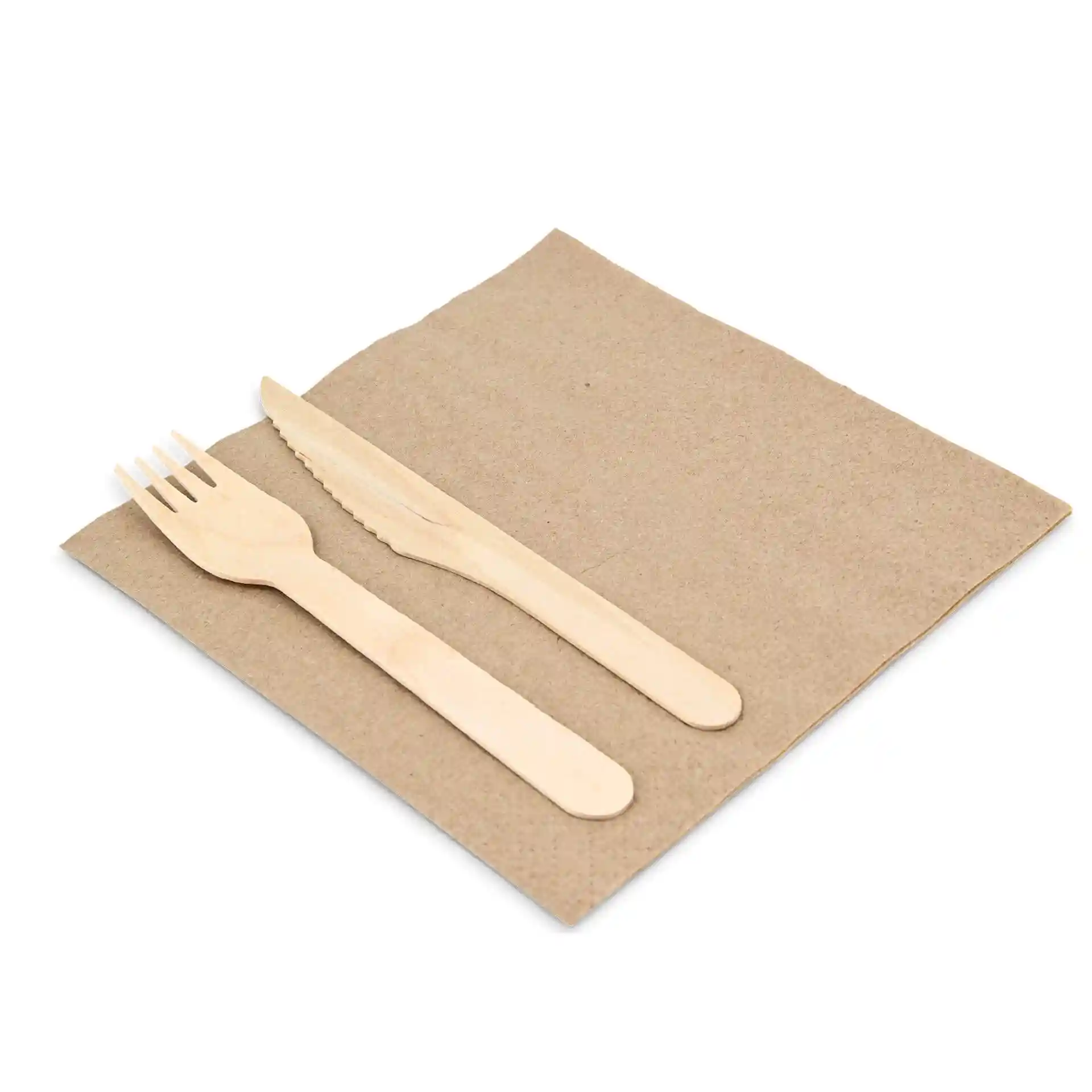 Set aus Holzbesteck mit einer Gabel und einem Messer auf einer quadratischen ungebleichten Serviette.