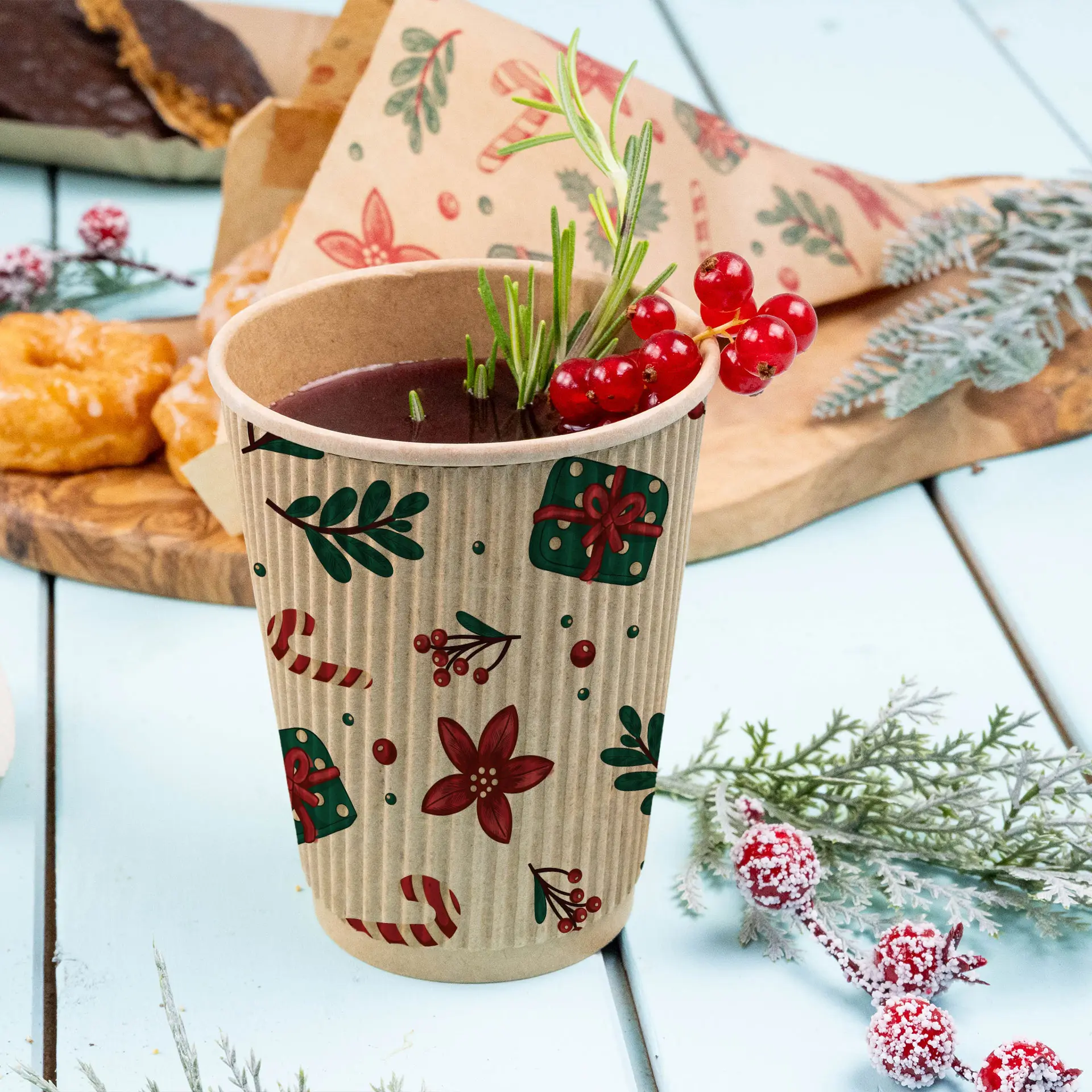 Brauner Rippentasse mit Winterdesign, gefüllt mit einem Getränk und garniert mit roten Beeren und Rosmarin, auf einer hellblauen Oberfläche.