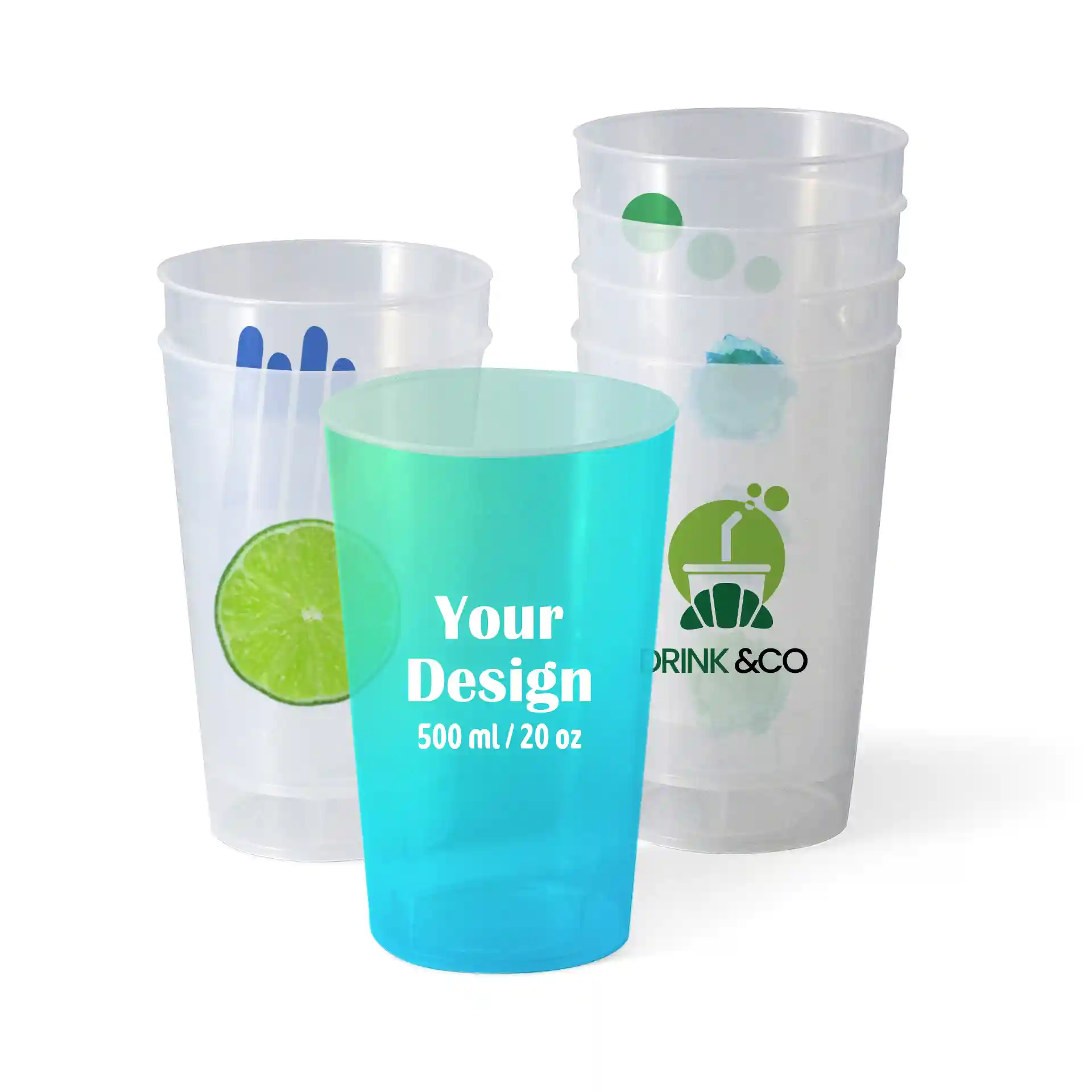 Klare wiederverwendbare Becher mit verschiedenen Designs, darunter ein Limettenmotiv und ein Logo, in unterschiedlichen Positionen angezeigt.
