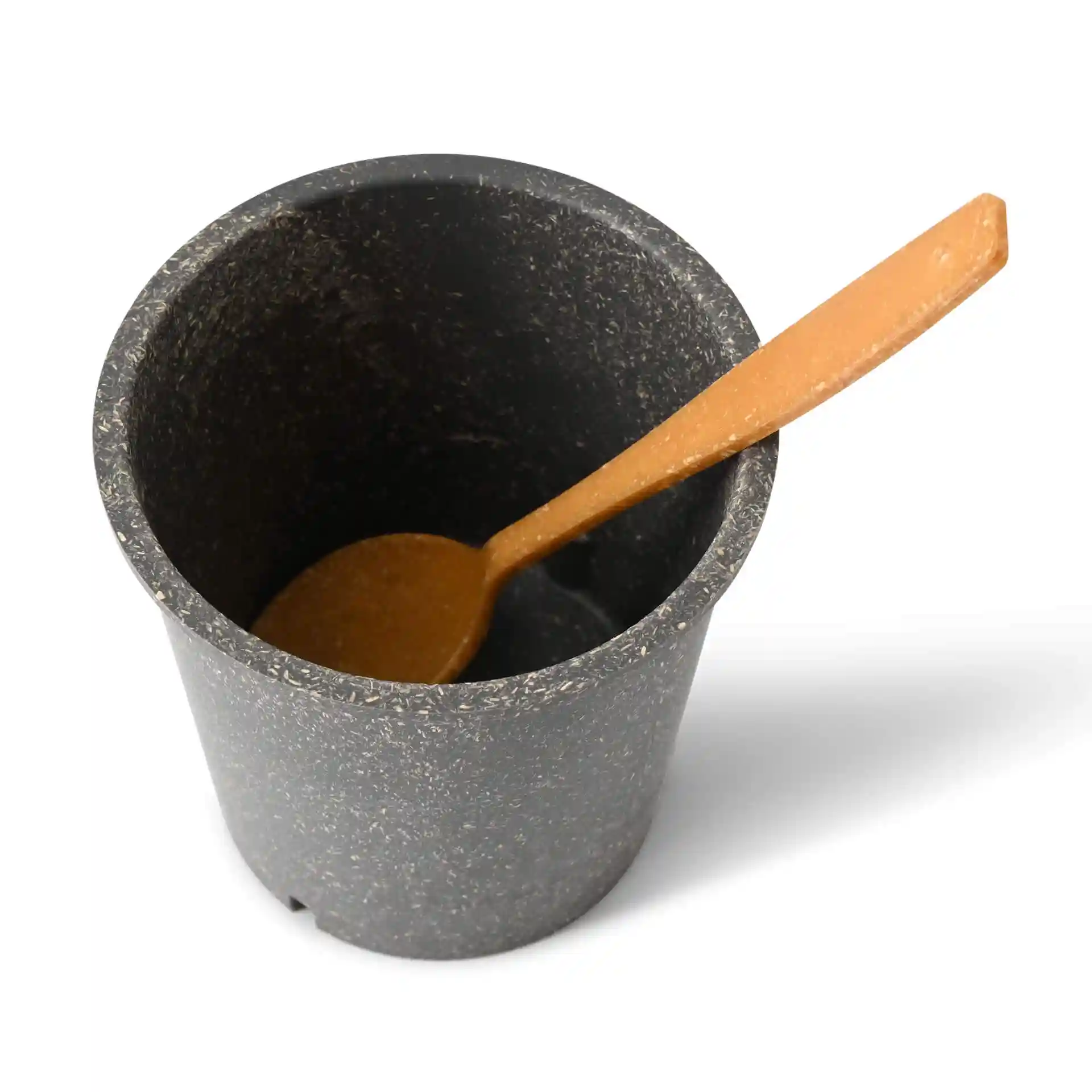 Runder grauer wiederverwendbarer Becher mit einem Holzlöffel darin, Innenansicht und Draufsicht.