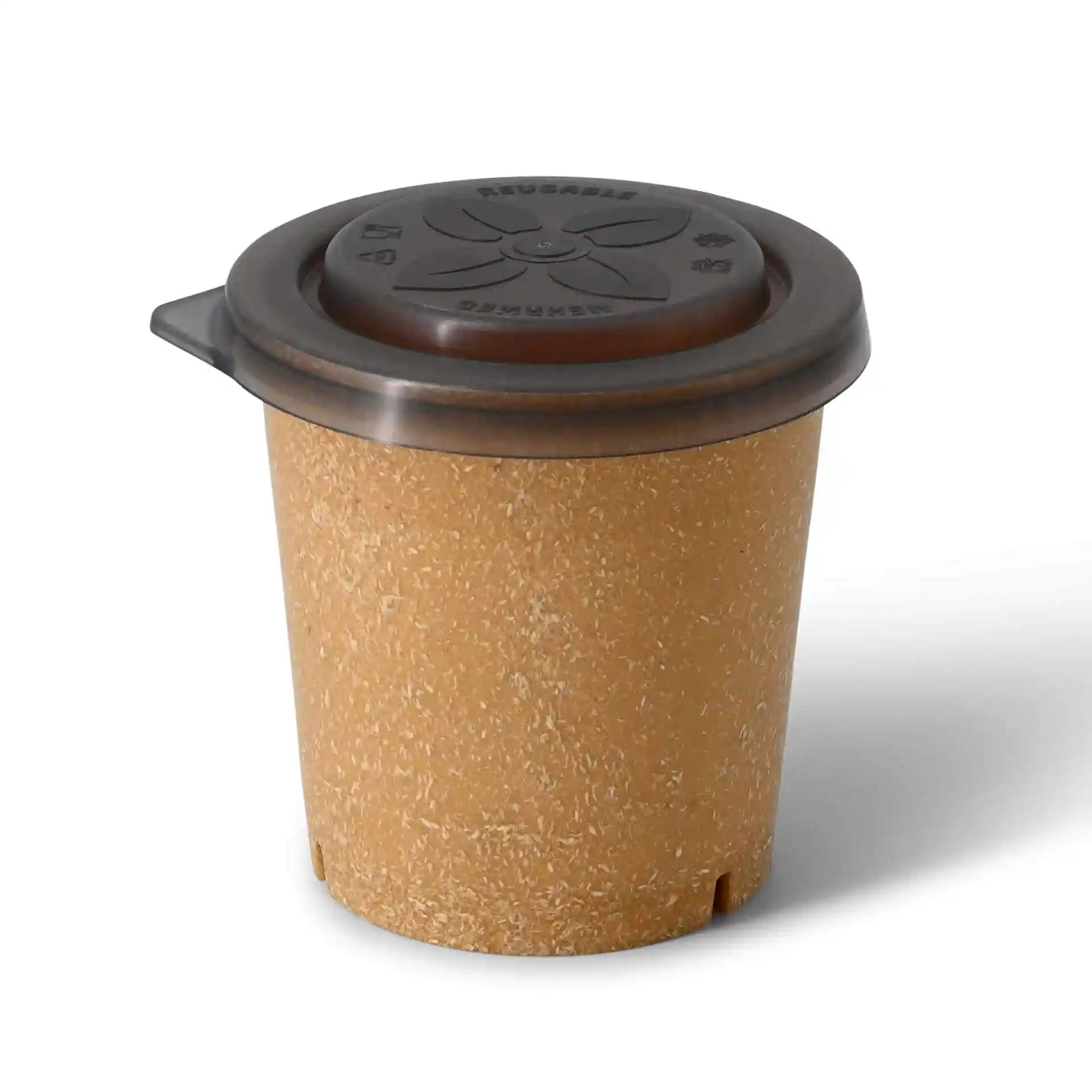 Brauner wiederverwendbarer Becher mit karamellfarbigem Körper und dunkelbraunem Deckel, 400 ml Volumen.