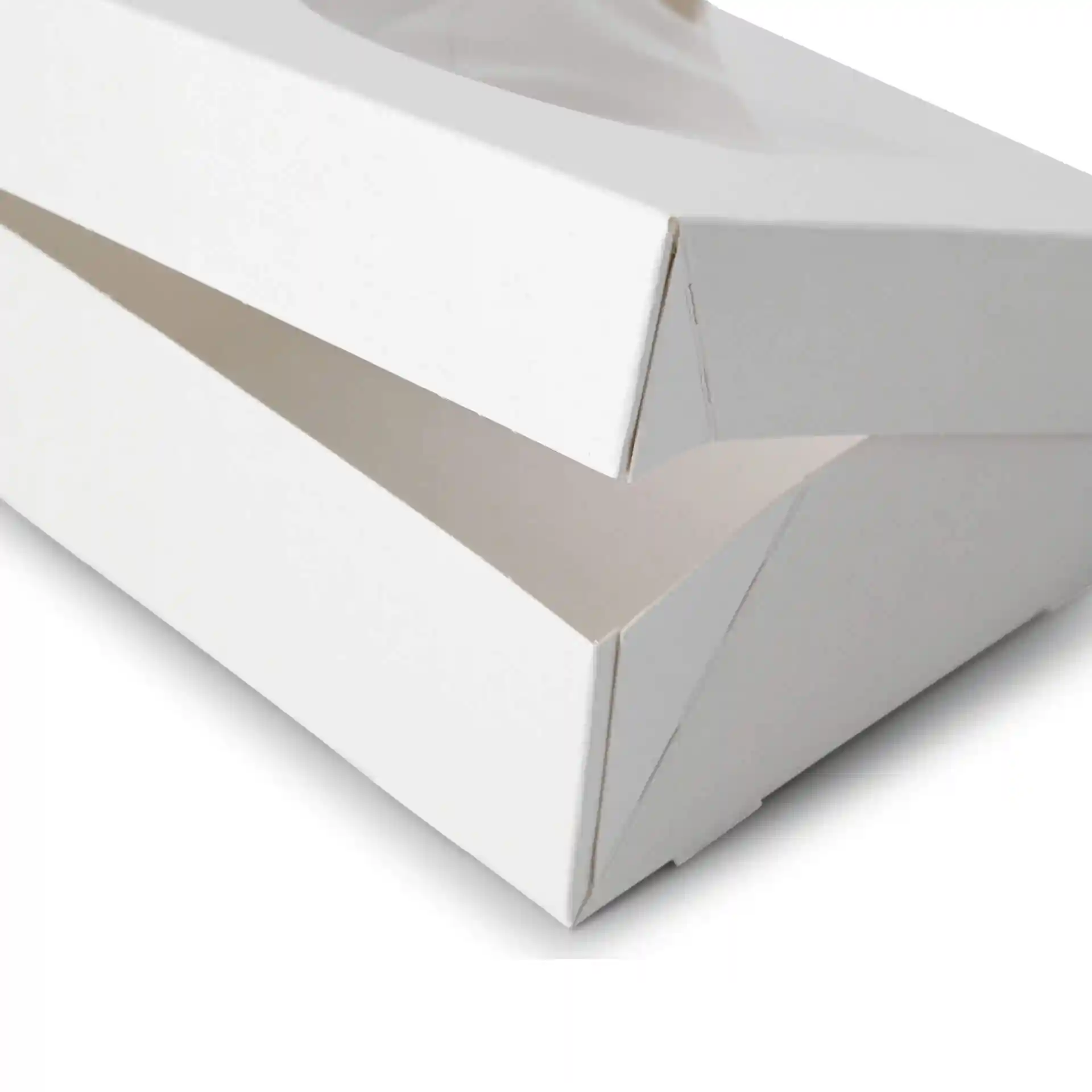 Weißer Kartonfensterbox mit faltbarem Design, zeigt die Kanten und ein Zellulosefenster.