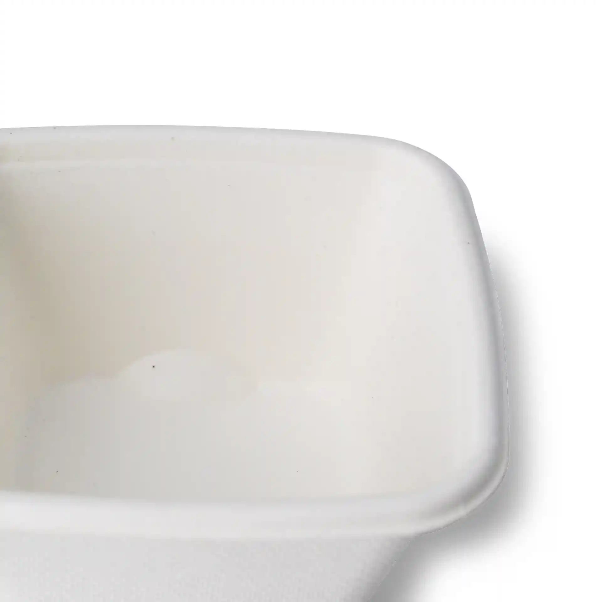 Weißer quadratischer Becher aus Bagasse mit einem Volumen von 100 ml, zeigt das Innere und die obere Kante.