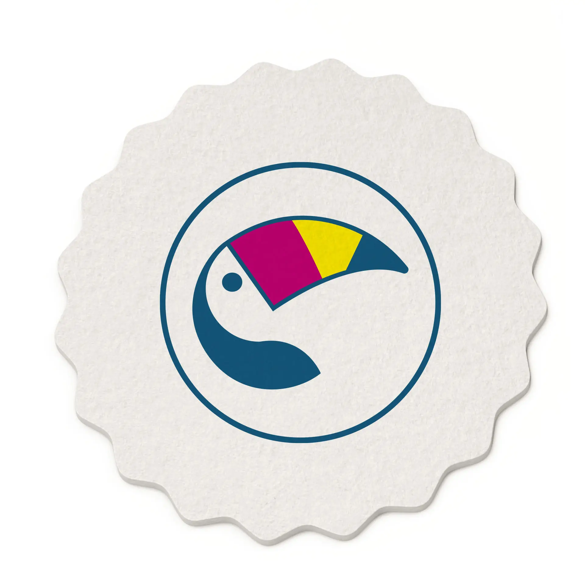 Bedruckter Bieruntersetzer in Flaschenverschlussform mit einem bunten Tucan-Design auf weißem Hintergrund.