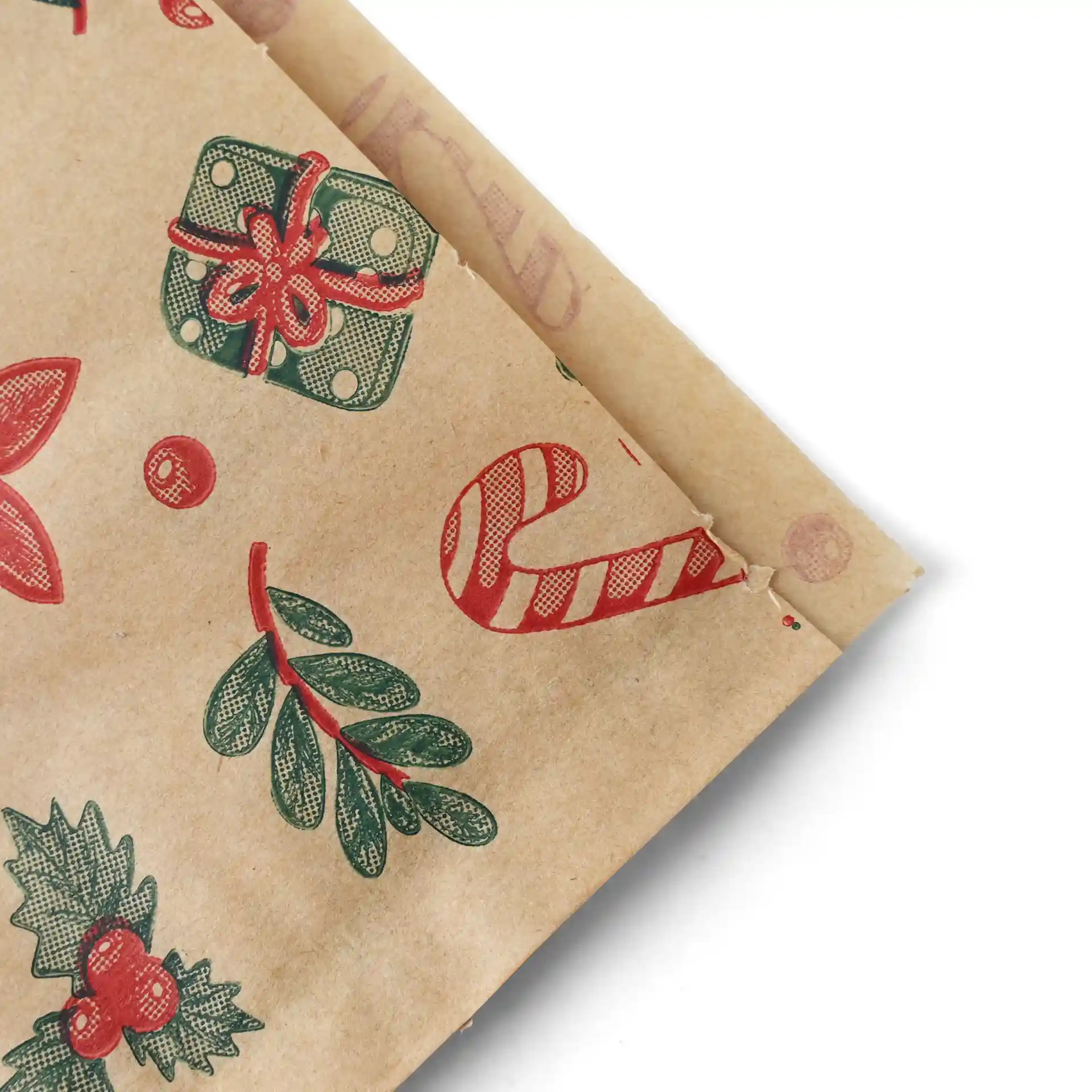 Braune fettdichte Tüte mit winterlichem Design, das Zuckerstangen, Stechpalmen und Geschenk-Motive zeigt.