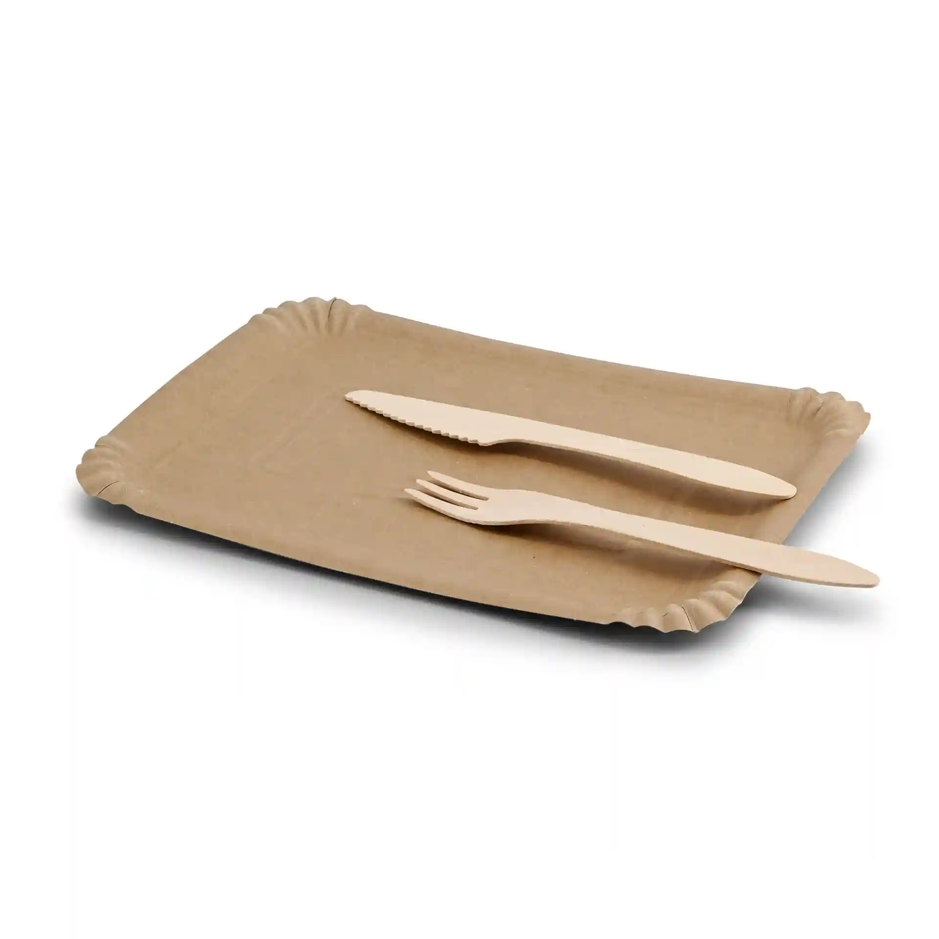 Braune rechteckige Pappeplatte mit flachem Design, begleitet von einem Holzmesser und einer Gabel.